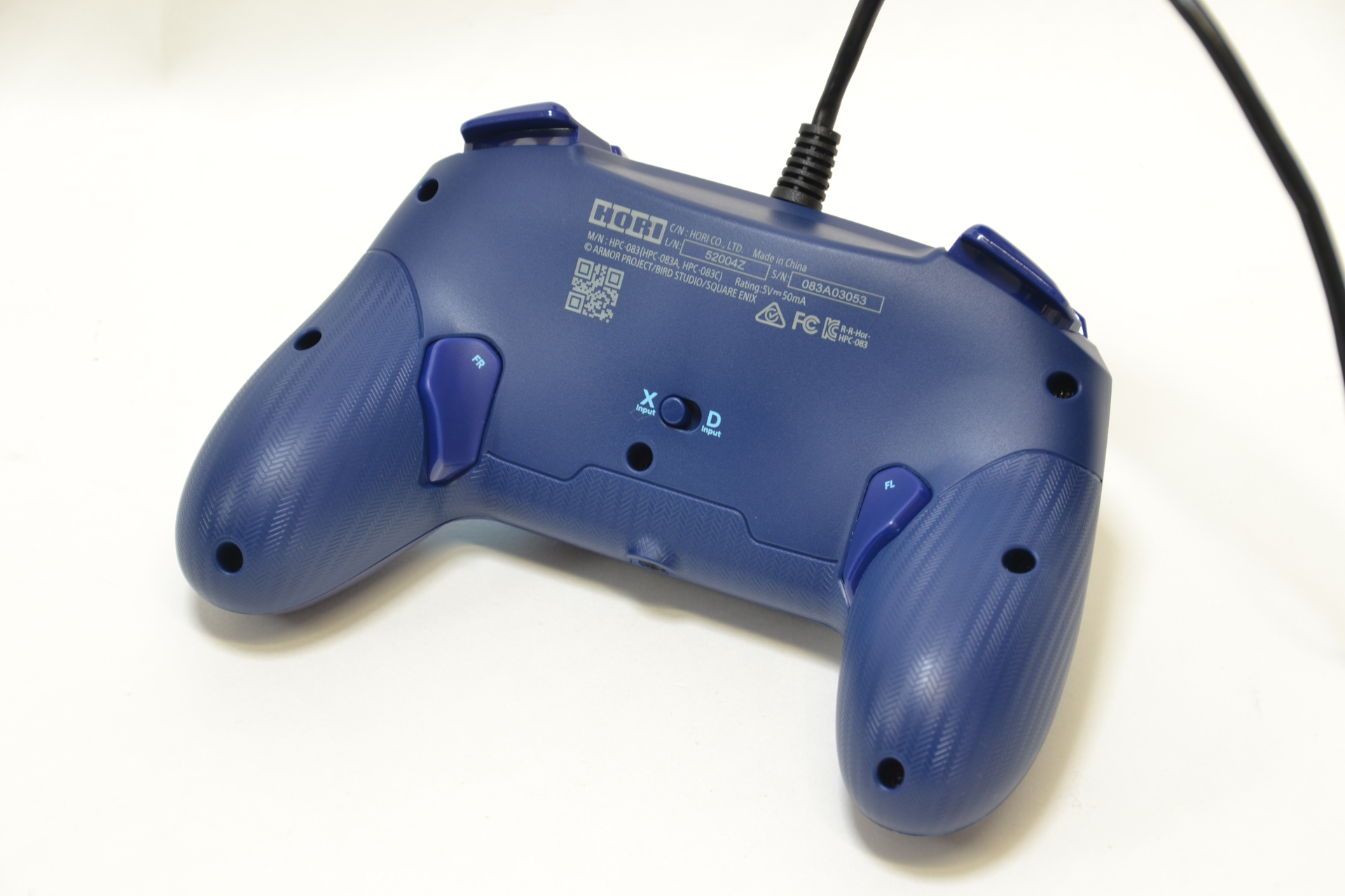 グリップの内側に背面ボタンがある