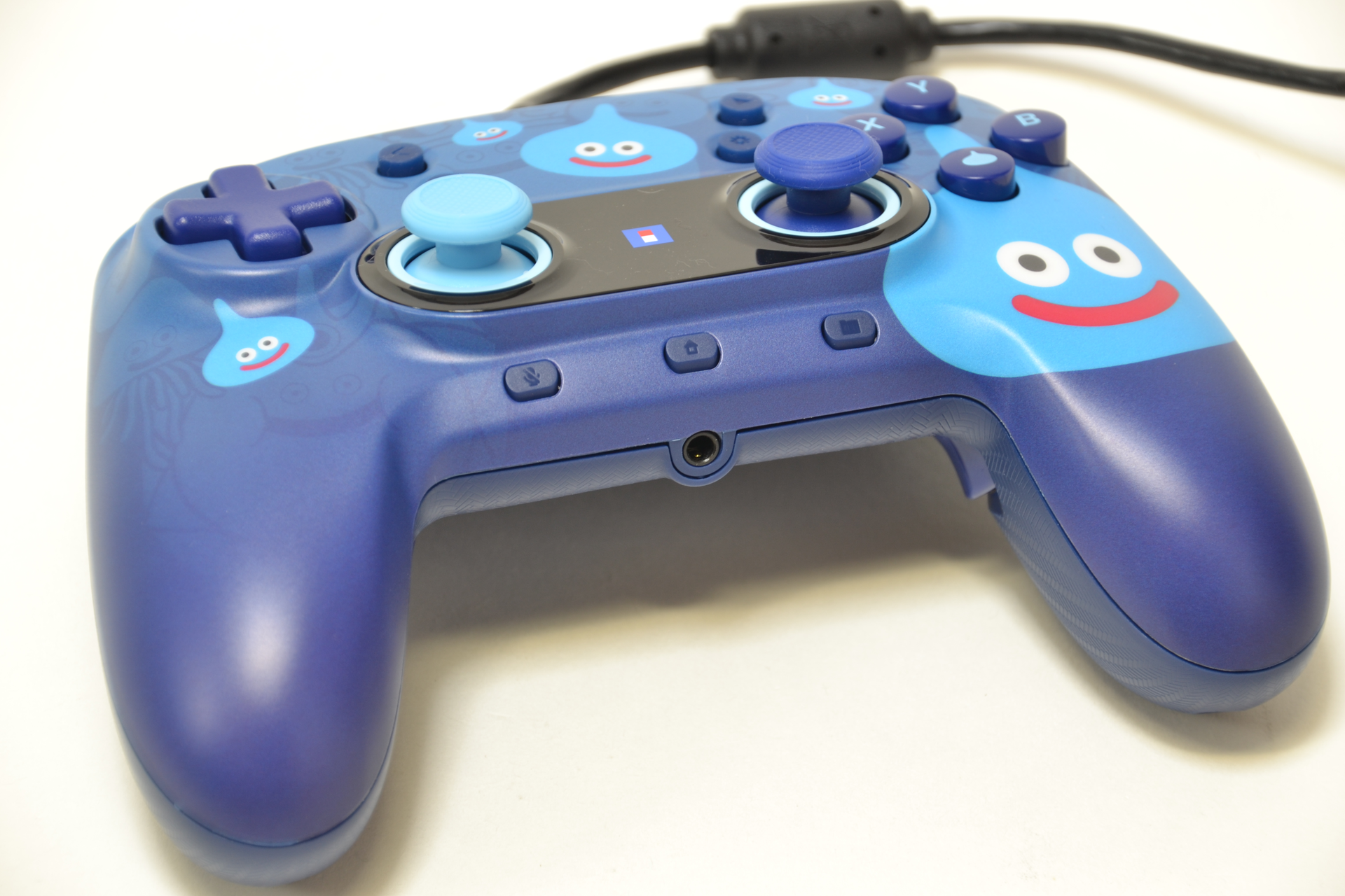 手前側に3つのボタンが並んでいる。左から、マイクミュート、ホーム、プロファイルの各ボタン。さらに手前にあるのがヘッドセット端子