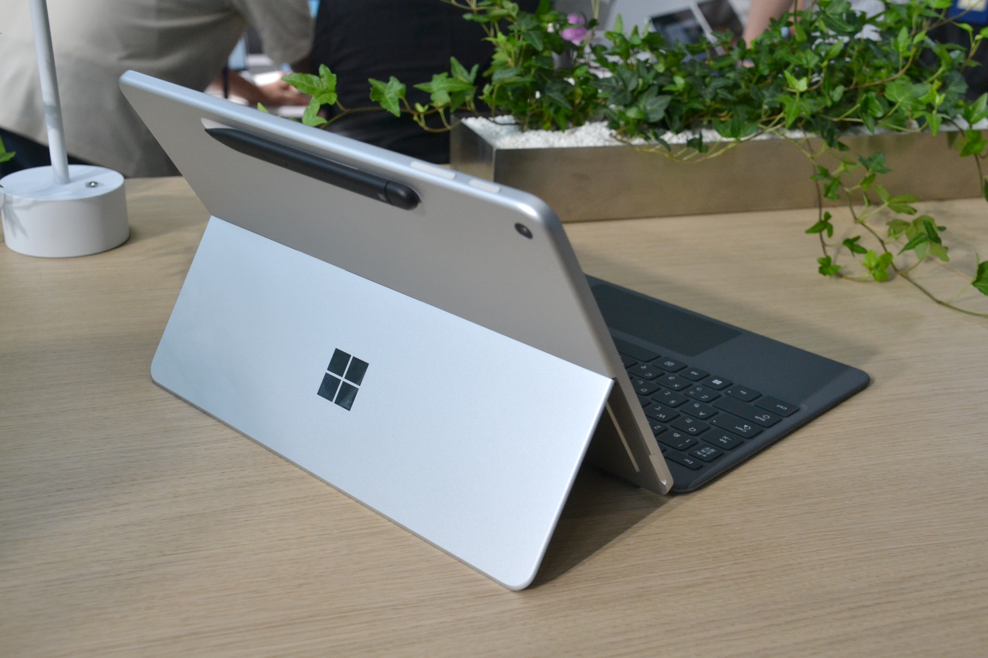 背面上部にペンが貼りつく