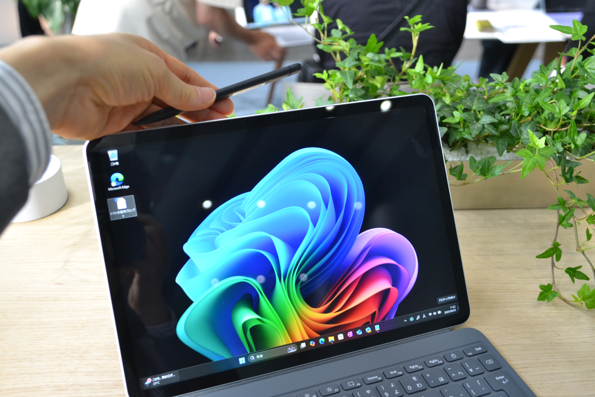 正面から手を回すようにペンを持っていっても、マグネットで正しく装着できる