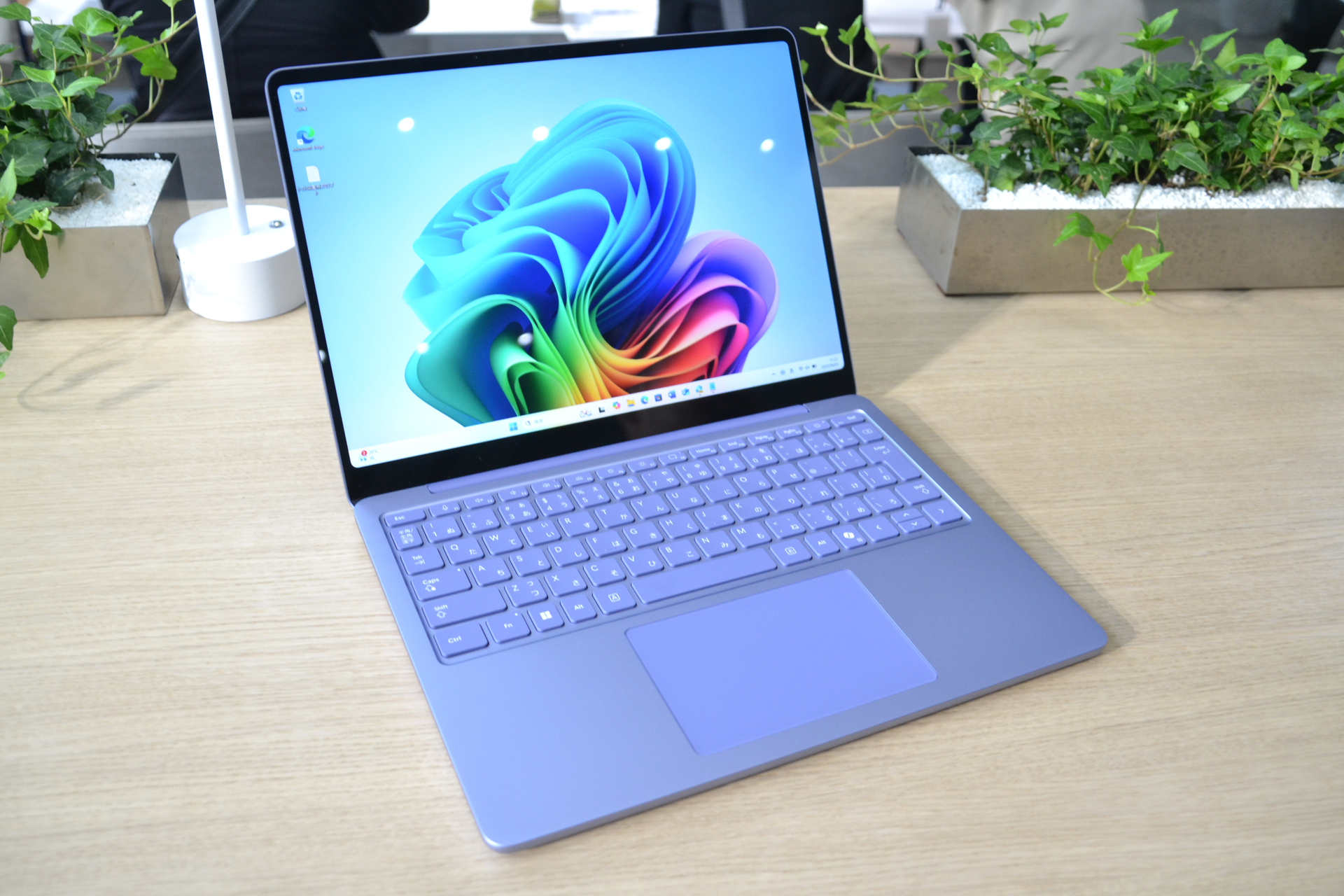 オーソドックスなノートPCスタイルだが、アルミ合金削り出しのボディは堅牢で高級感がある