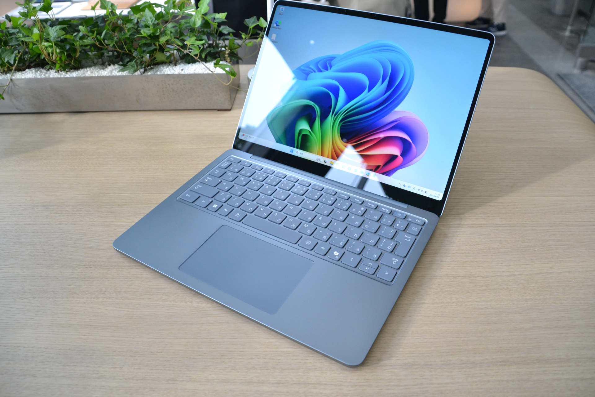 「Surface Laptop 13インチ」の「オーシャン グリーン」。写真では青っぽくも見えるが、実物は見る角度によってかなり色の印象が変わった