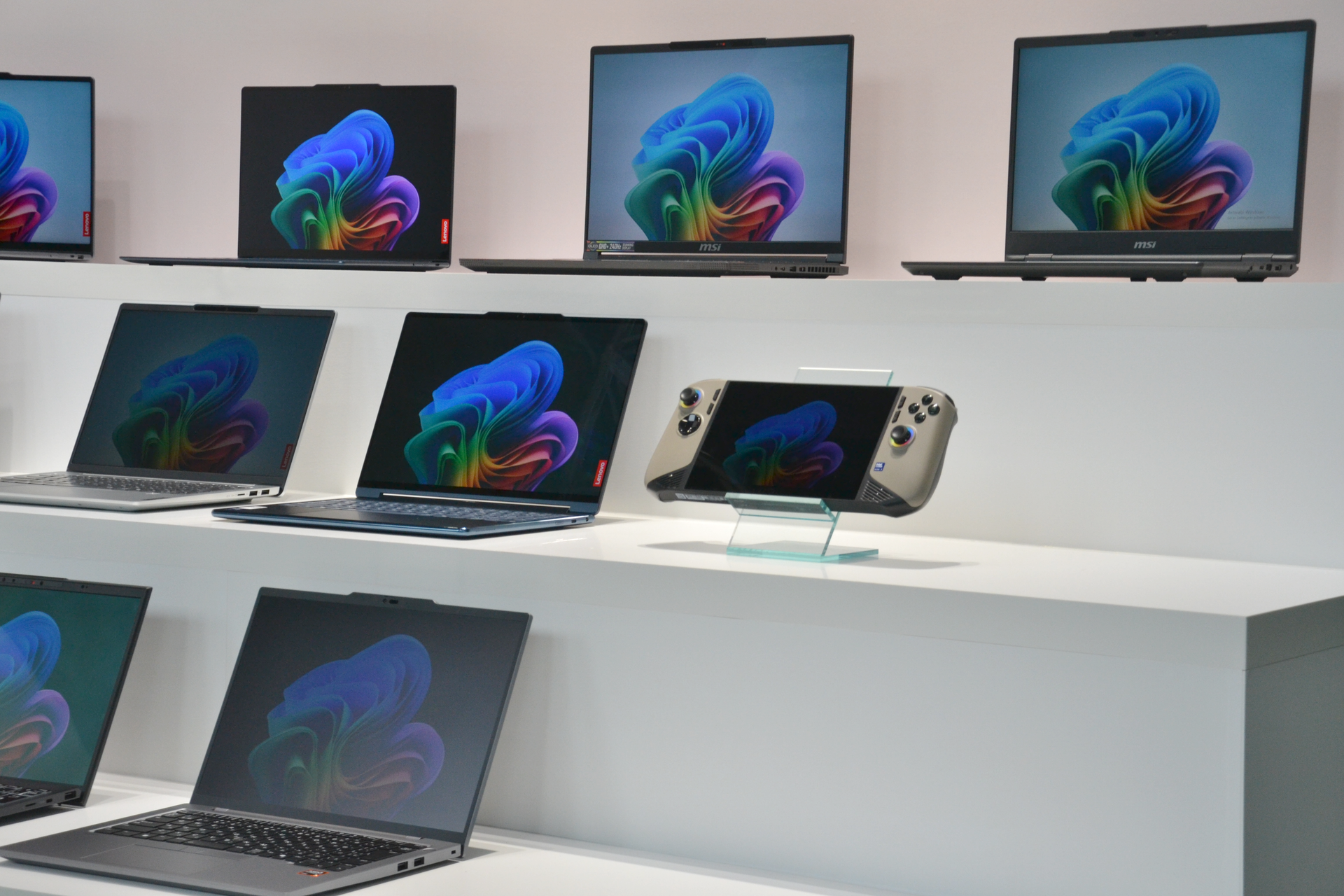 並べられたCopilot+ PCの中でひときわ目立つ、MSIのポータブルゲーミングPC「Claw 8 AI+」