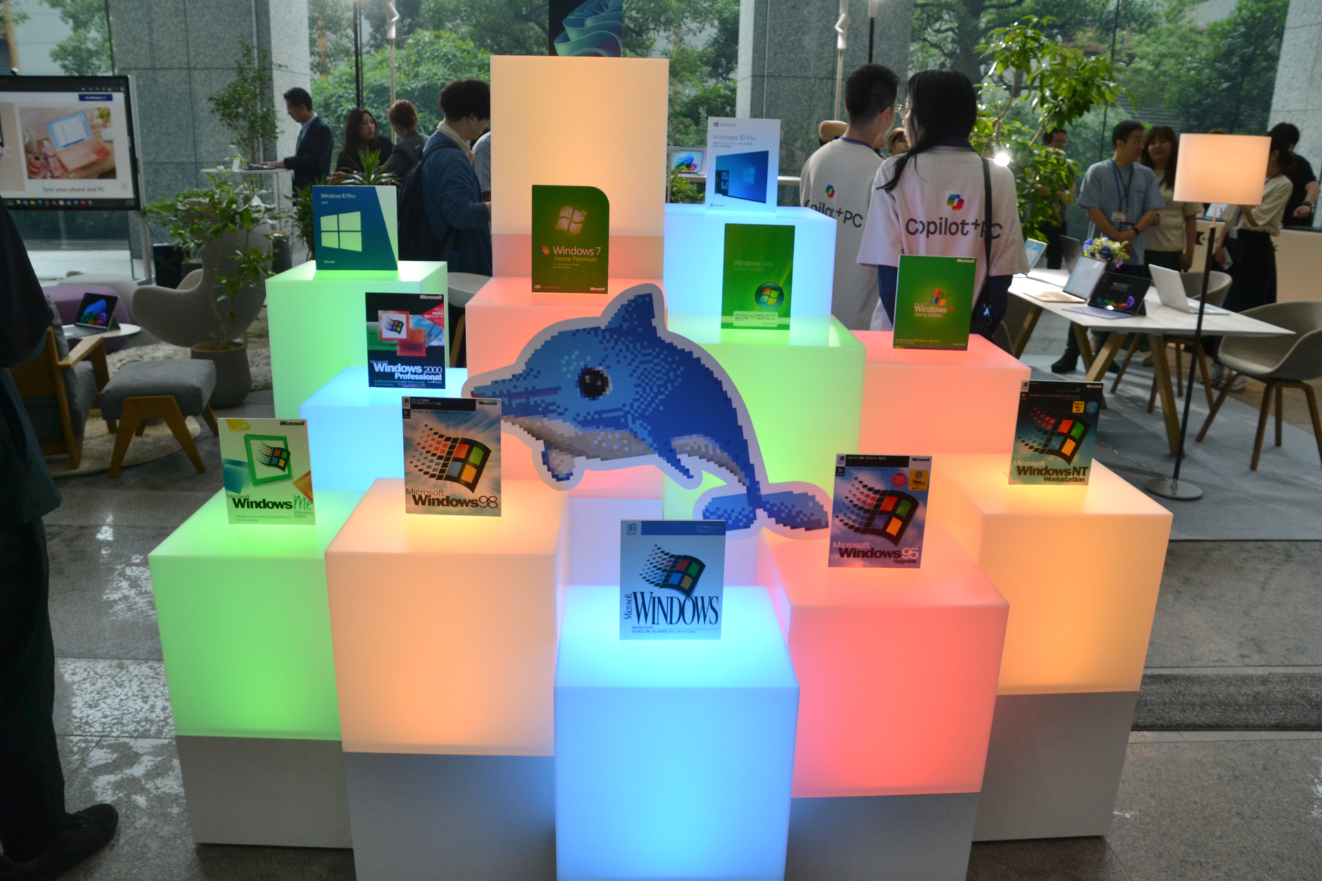 会場でひときわ目を引いた展示。Windows 3.1（PC-9800シリーズ対応）から現在までの歴代Windowsのパッケージが並べられ、その中央にかの有名なカイルくんがいる。あなたはWindowsではなくOfficeのキャラクターでは？