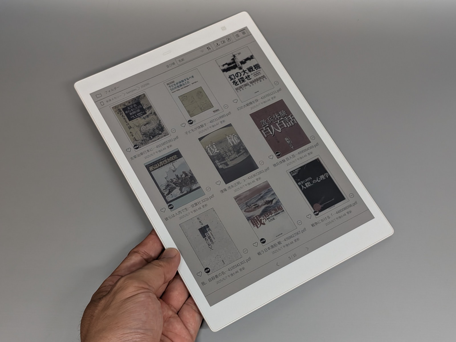 縦向きを想定したデザイン。画面サイズは10.3型、解像度は1,872×1,404ドット