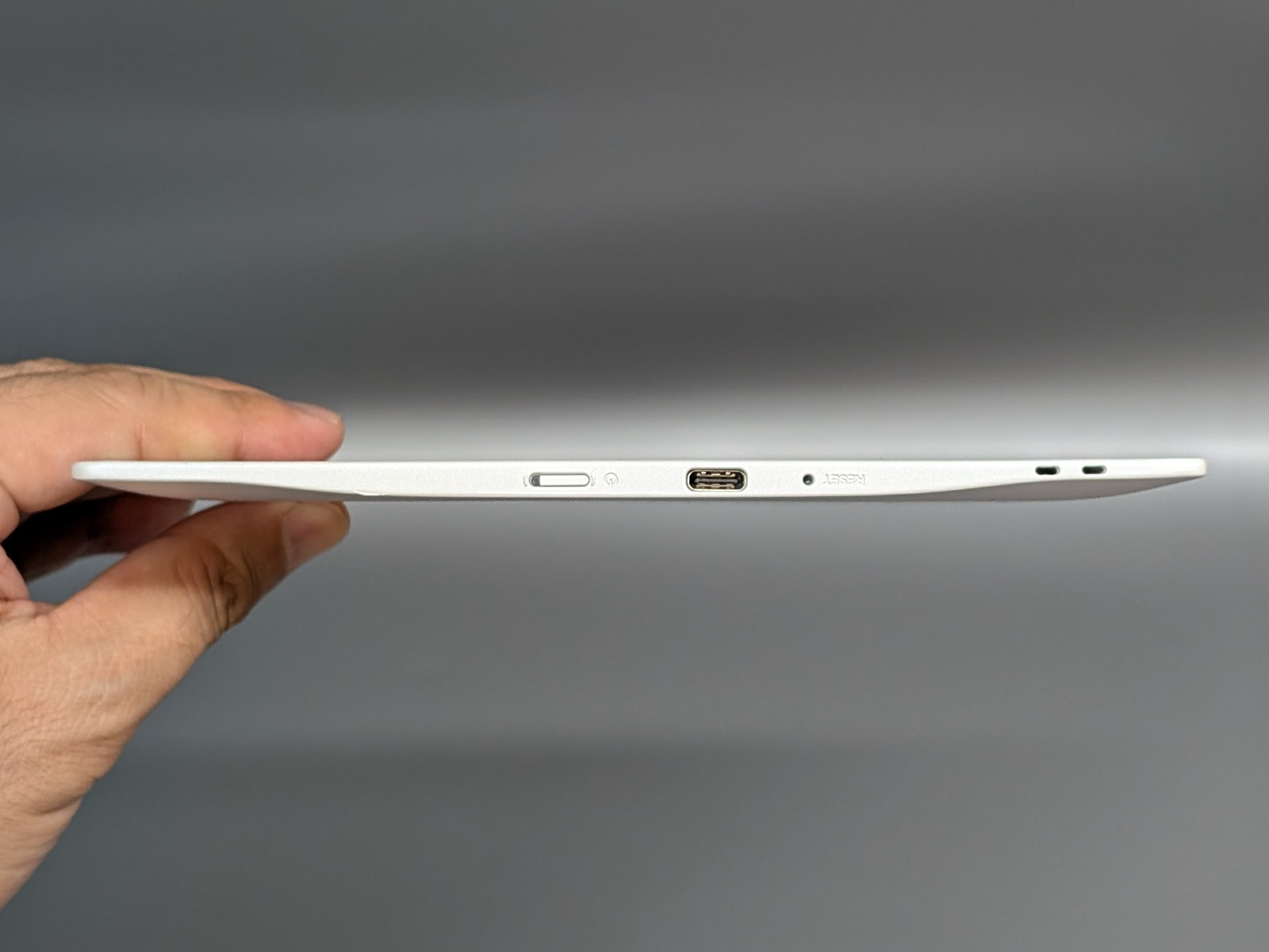 底面にUSB Type-Cポート、電源ボタン、リセットホールを配置。ほかの面にボタン類はない