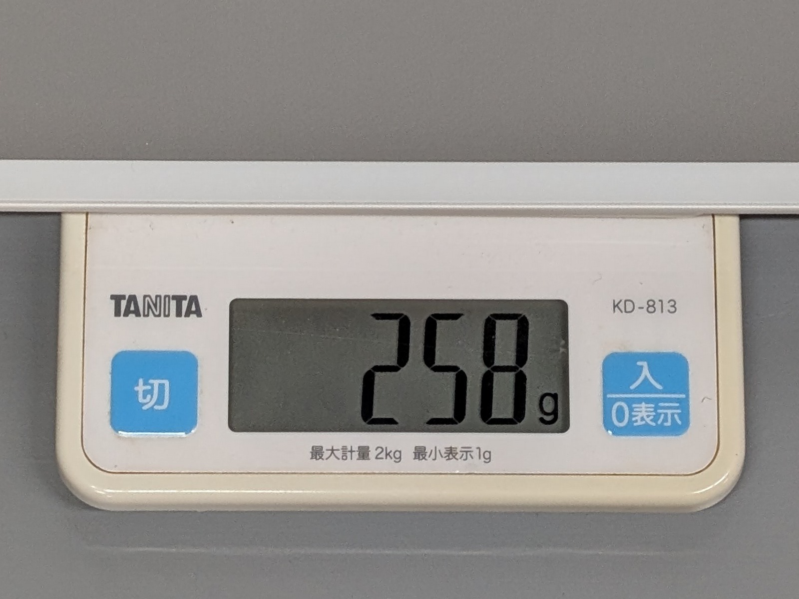 重量は実測258g。10型クラスの液晶タブレットの半分ほどしかない