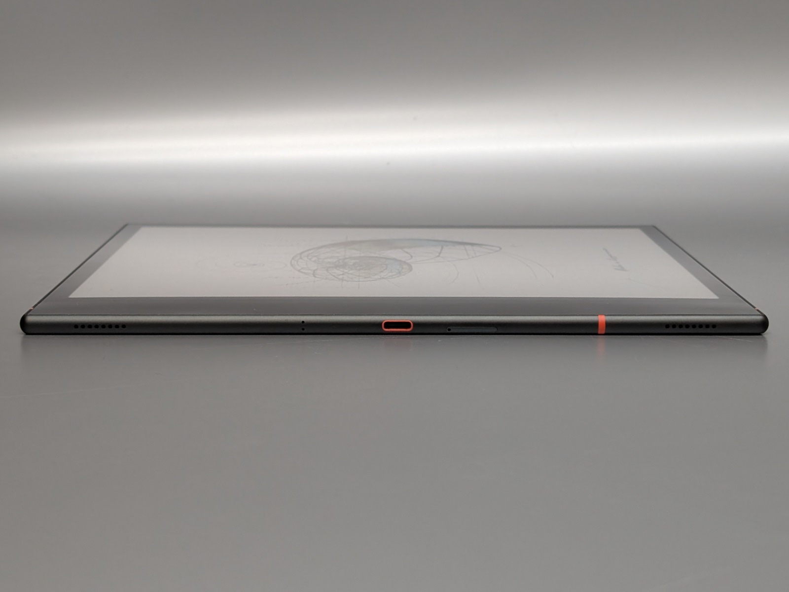 側面にUSB Type-Cポート、カードスロット、スピーカーを搭載。音量ボタンはない