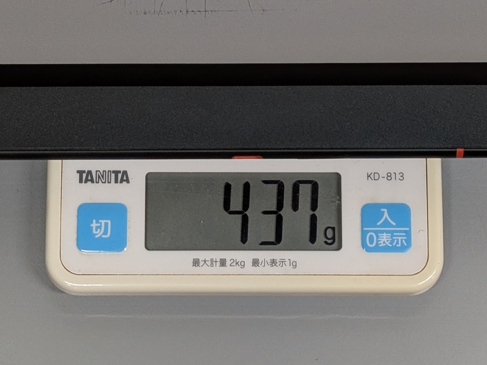 重量は実測437g。10型クラスのタブレットとしては標準的
