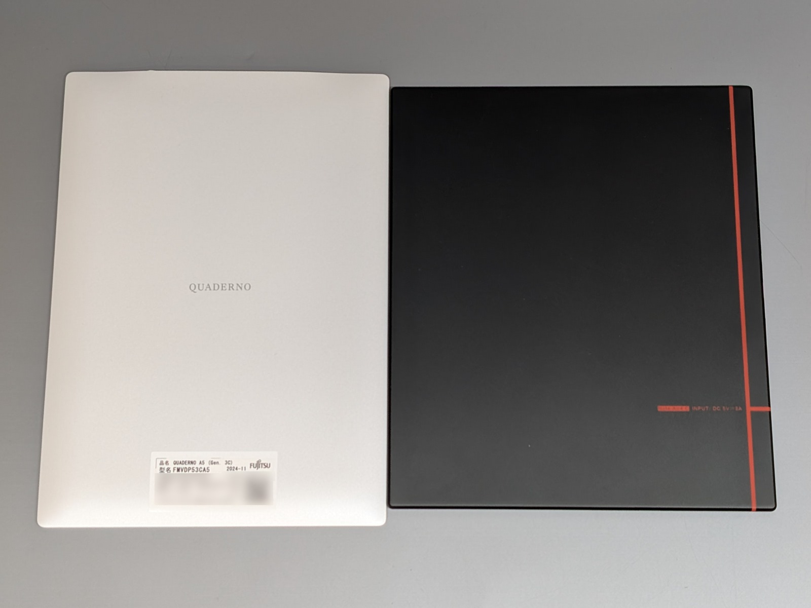 左がQUADERNO、右がBOOX（以下同じ）。同じ10.3型だがベゼル幅が異なるためボディサイズはかなり異なる