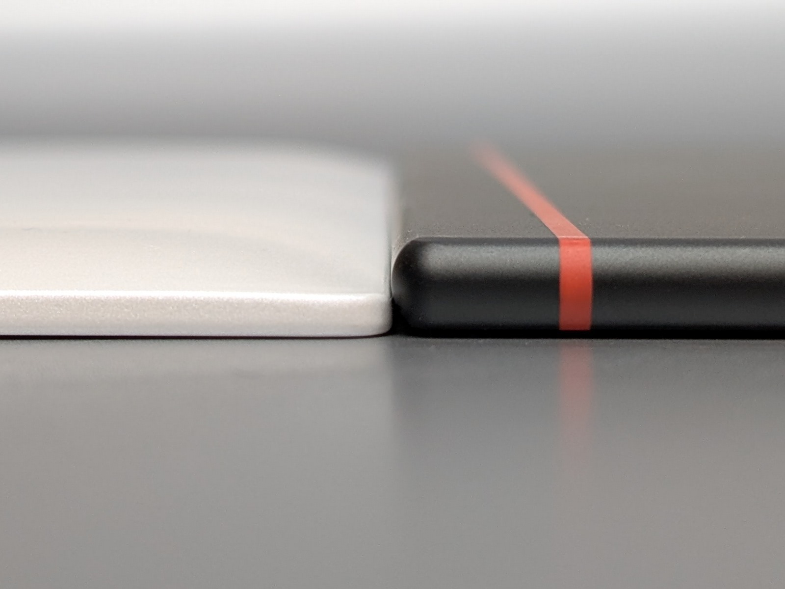 厚みの比較。スペック上は同等だが端に行くほど薄くなるデザインのせいかQUADERNO（左）がスリムに見える