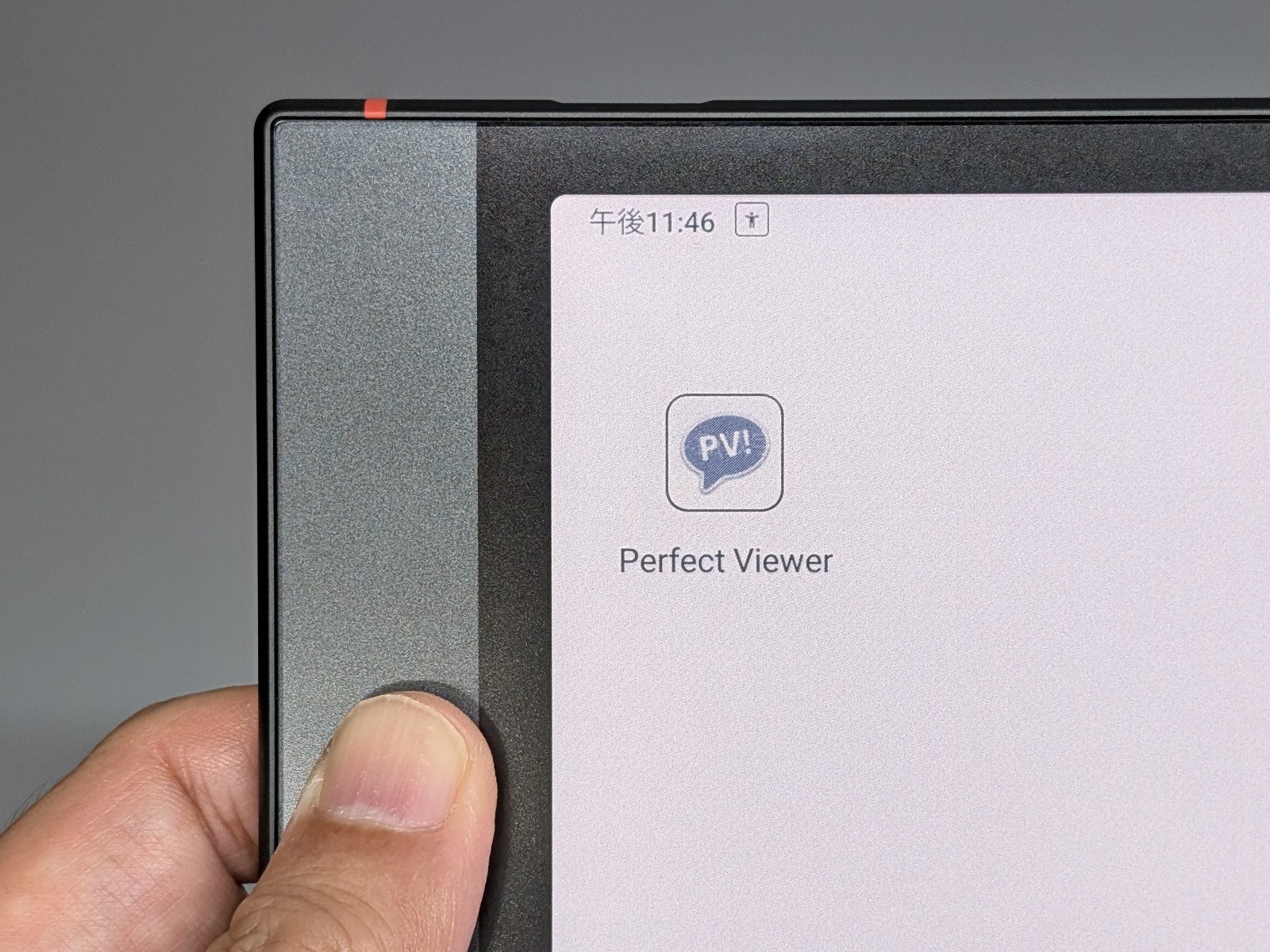 Google Playストアから自由にアプリをインストールできるのが前述のQUADERNOと比べた場合の最大の強み。今回は自炊ビューワーの定番「Perfect Viewer」を利用している