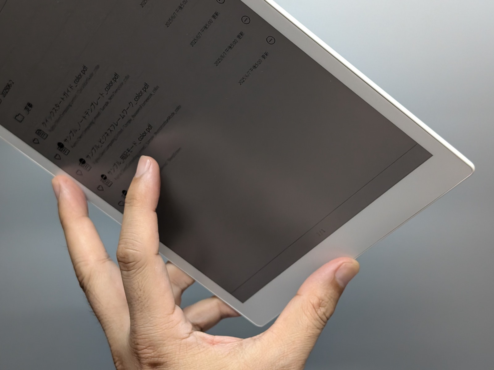 QUADERNOは軽量なことからこのように片手で掲げての読書も可能