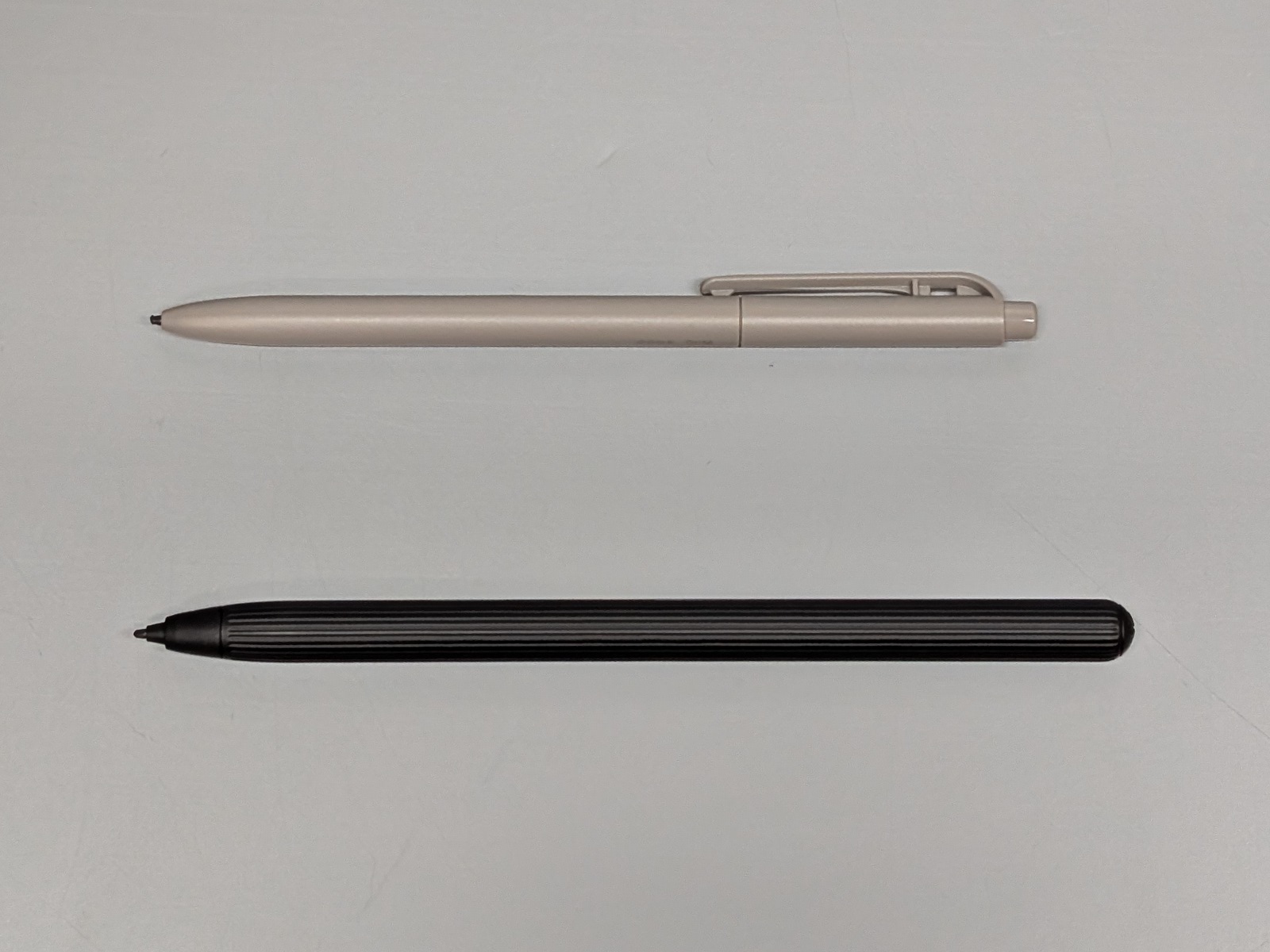 本稿では取り上げていないが、両製品ともにスタイラスが付属しており電子ノートをはじめとした手書き入力に対応する。上がQUADERNO用、下がBOOX用