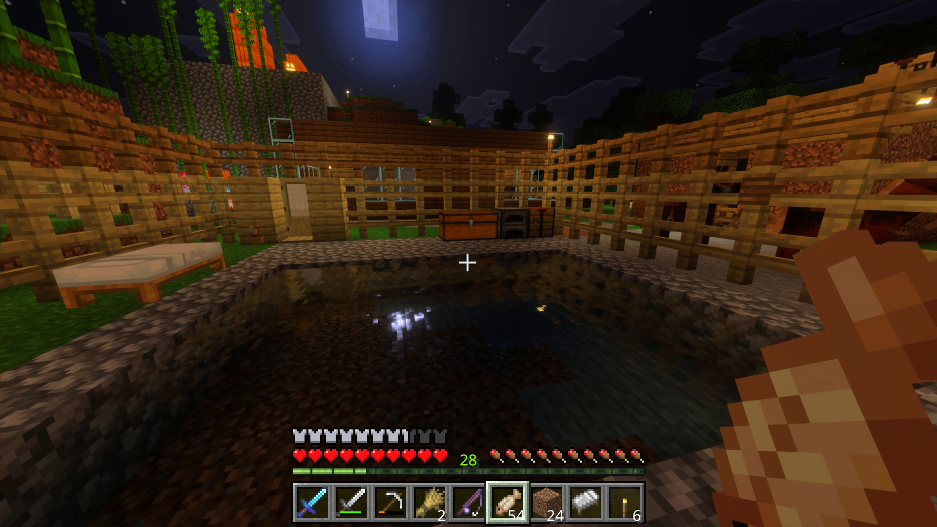 たいまつと月の光が揺れる水面に映っている