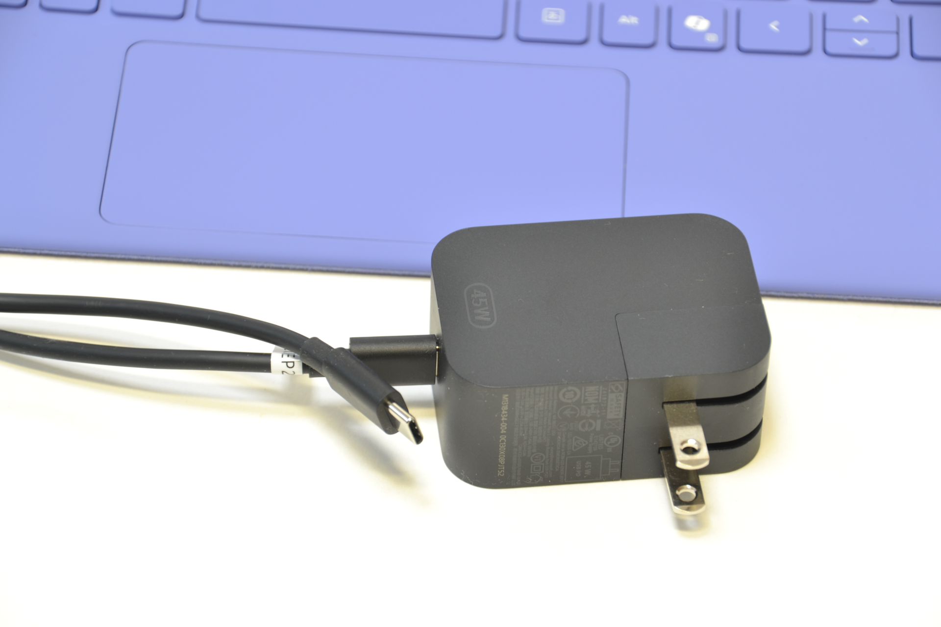 別売りの充電器は確かに出力45Wになっている