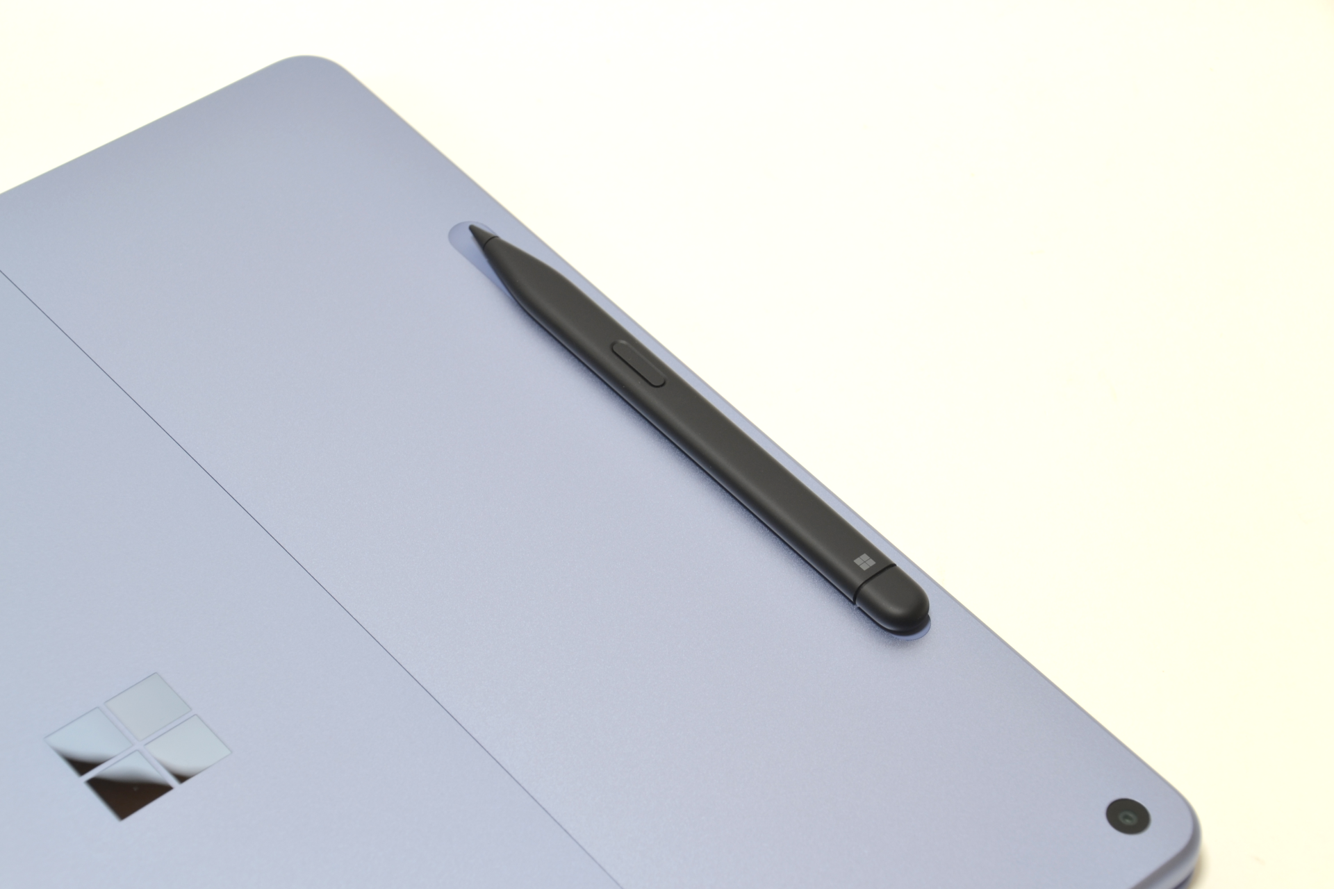 ペンは背面にマグネットで貼りつく