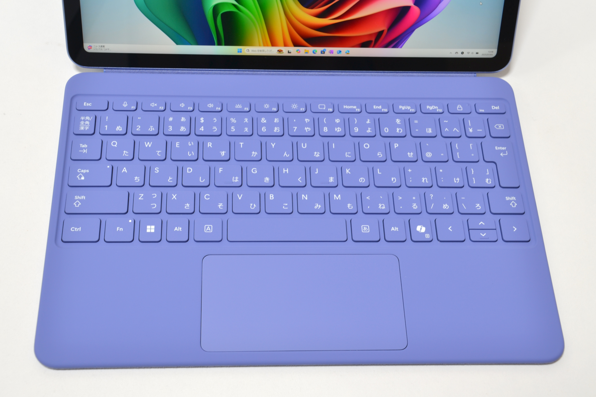 キーボードはバックライトやタッチパッド付きでとても上質