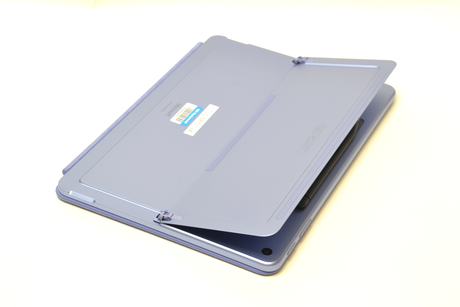 キックスタンドは無段階に角度調節が可能。最大で160度くらいまで開く