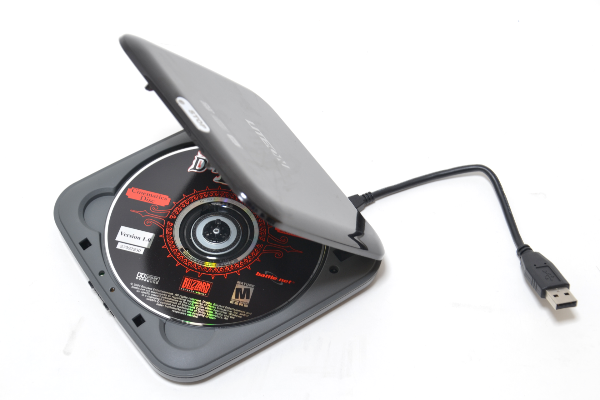 筆者所有のポータブルDVDマルチドライブ。もはや年に1回も使わないが、こういう時だけ出す