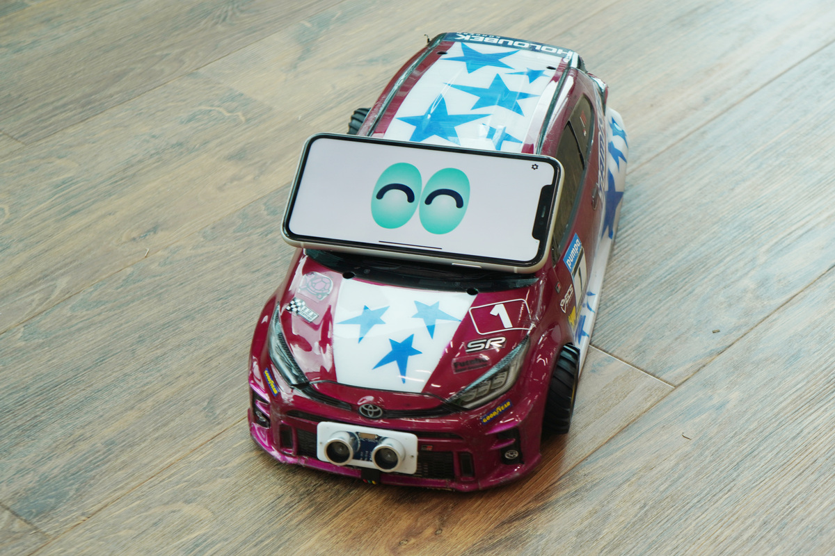 人間とおしゃべりしながら、表情を変え、動く