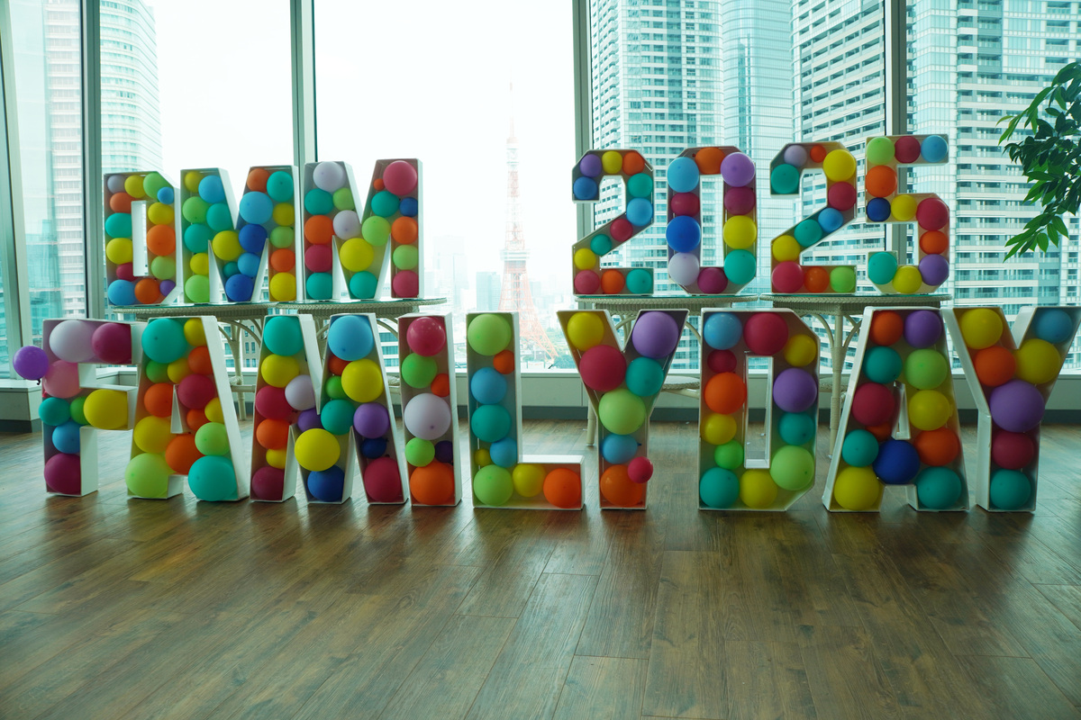 DMMファミリーデー2025。写真は、背景に東京タワーが見える撮影スポット