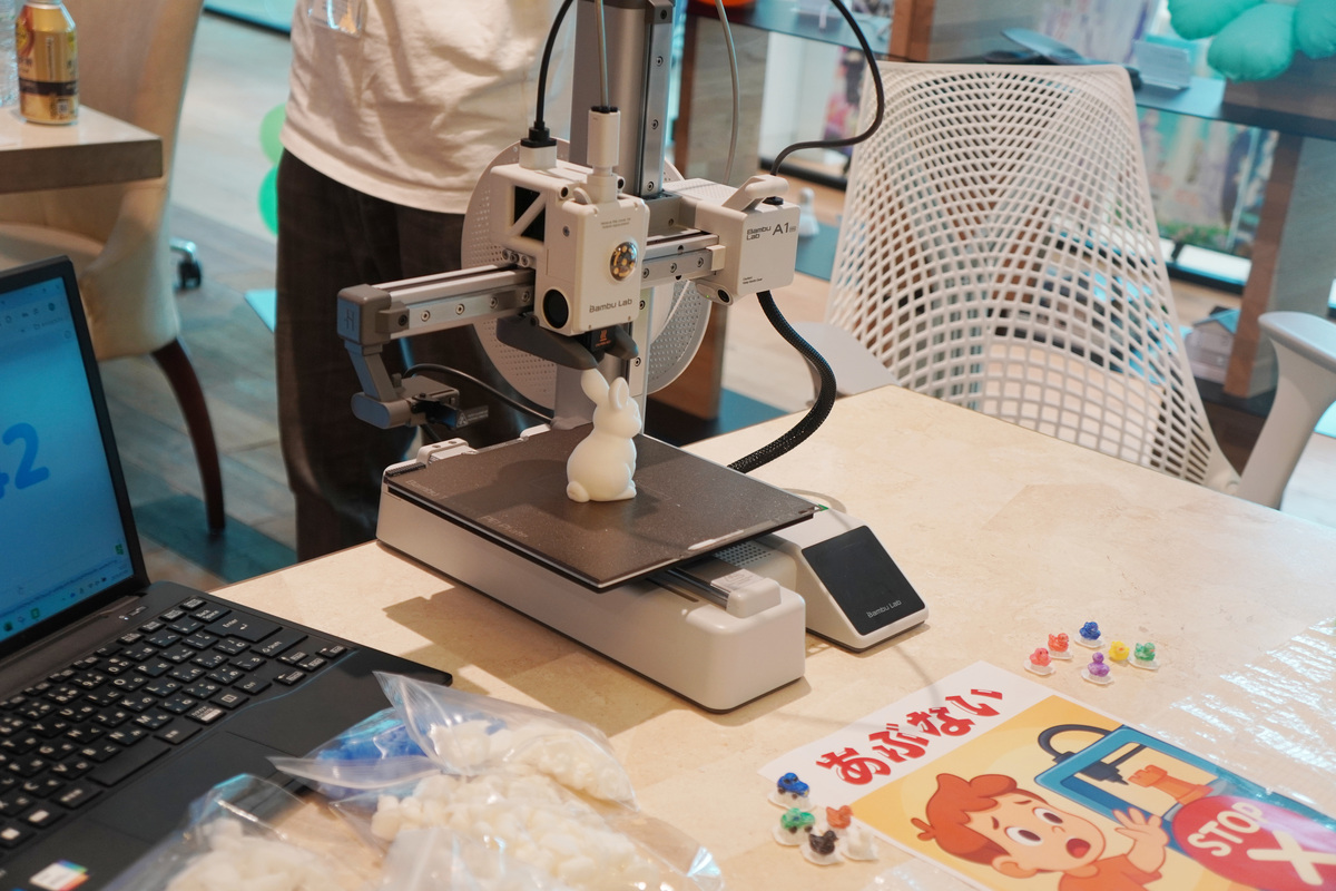 ウサギのフィギュアを3Dプリントしているところ