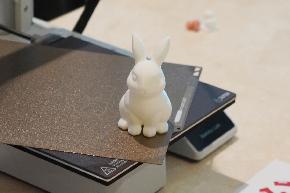 プリントされたウサギのフィギュア