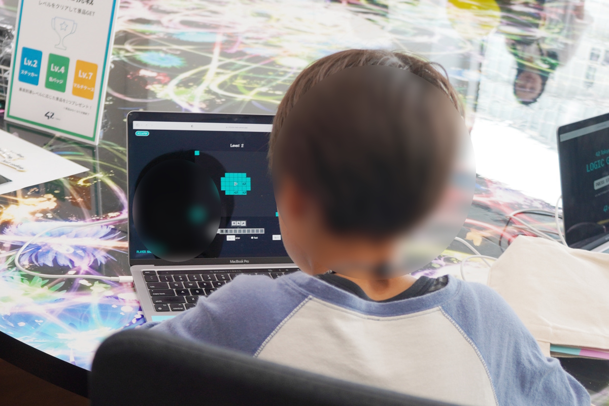 ロジックゲームに挑戦する様子