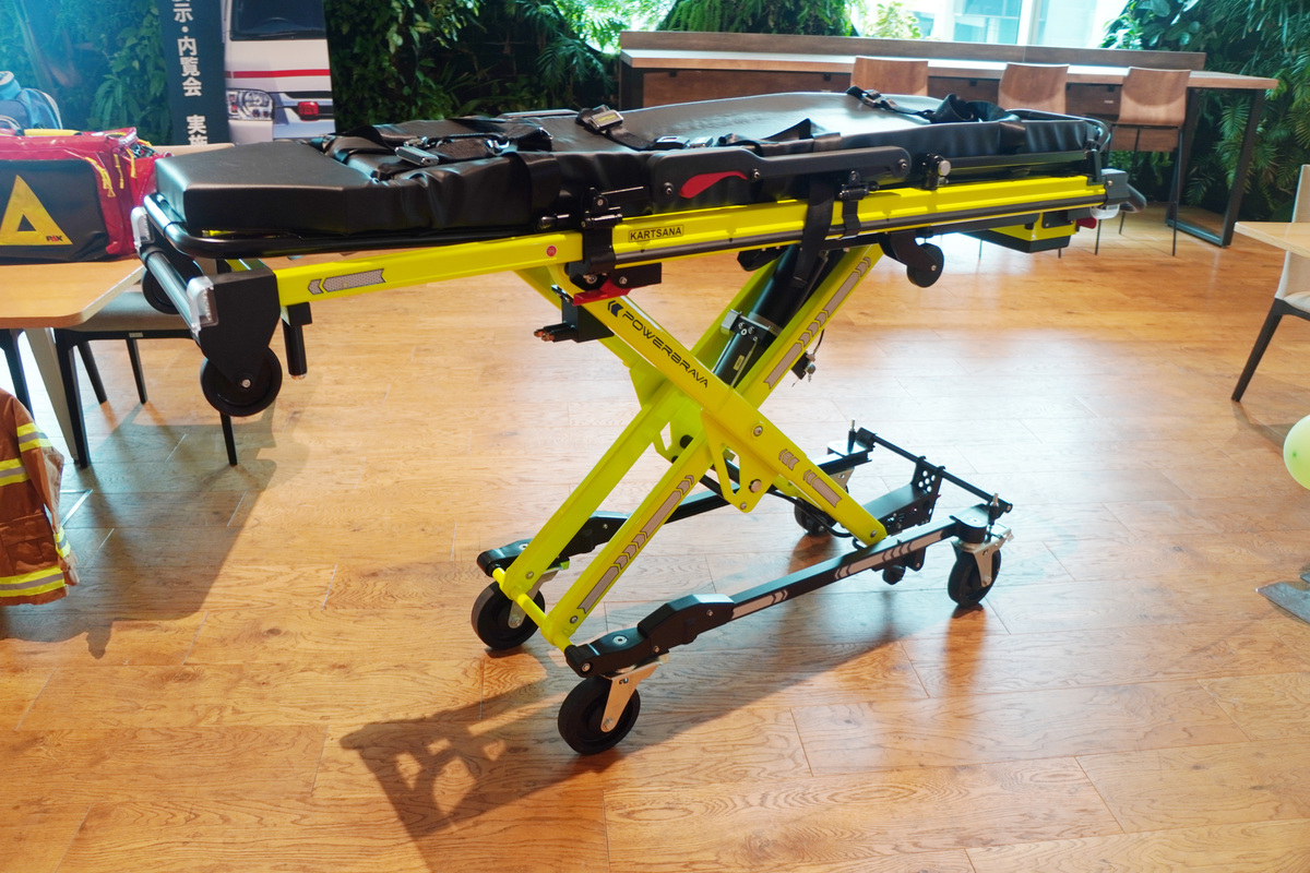 ベルリングによる、電動でアシストするストレッチャー