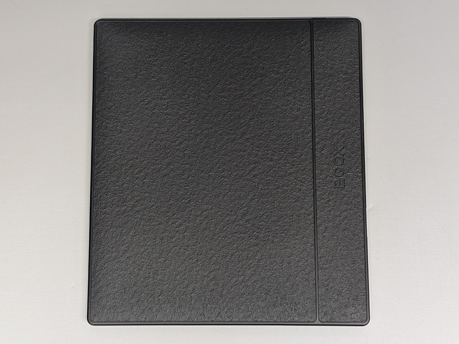 背面。独特の凹凸は滑り止めに効果がある。手の脂もつきにくい