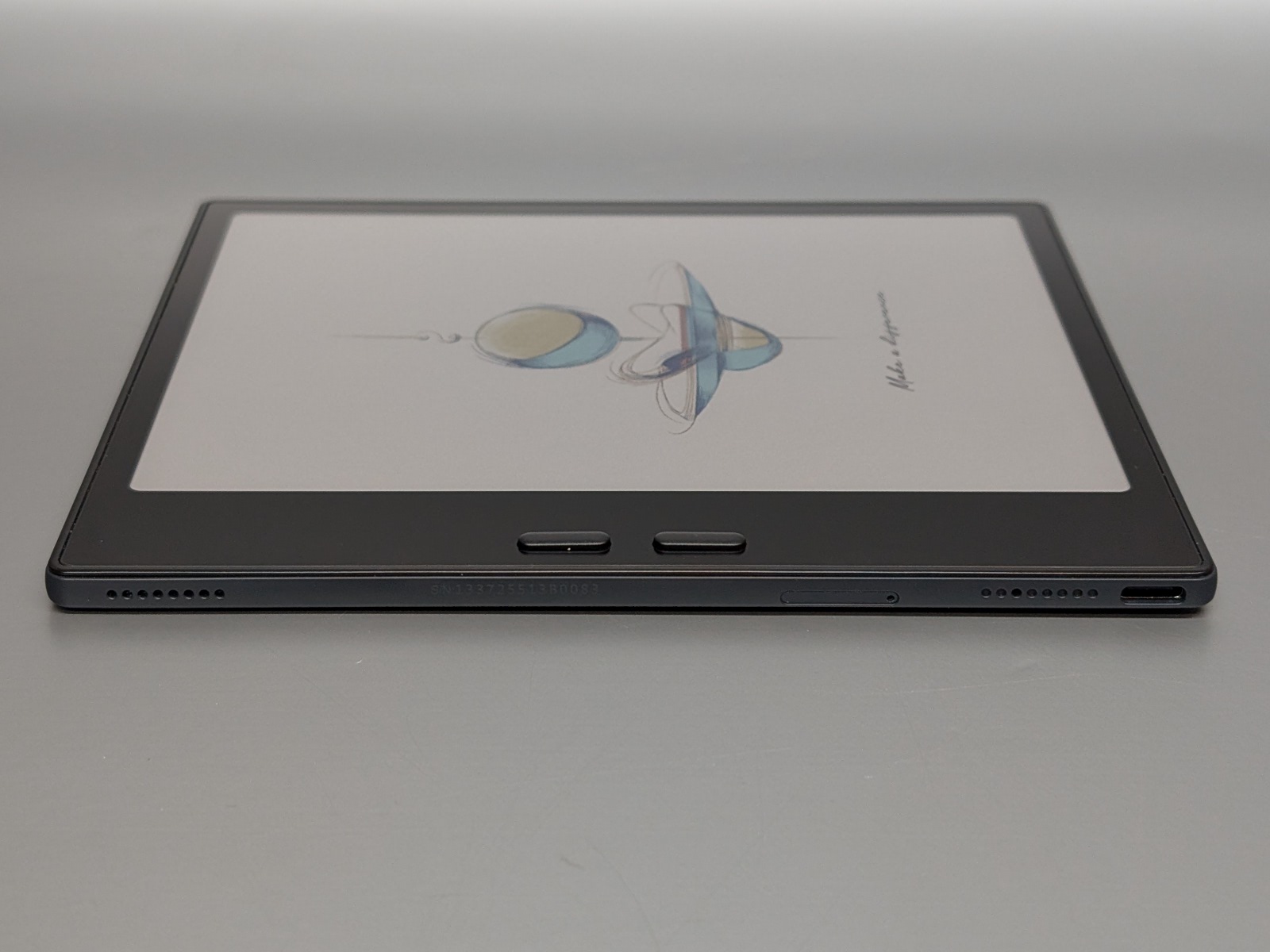 画面横にページめくりボタンを搭載。隣の面にUSB Type-Cポート、側面に電源ボタンを備える。カードスロットも搭載している