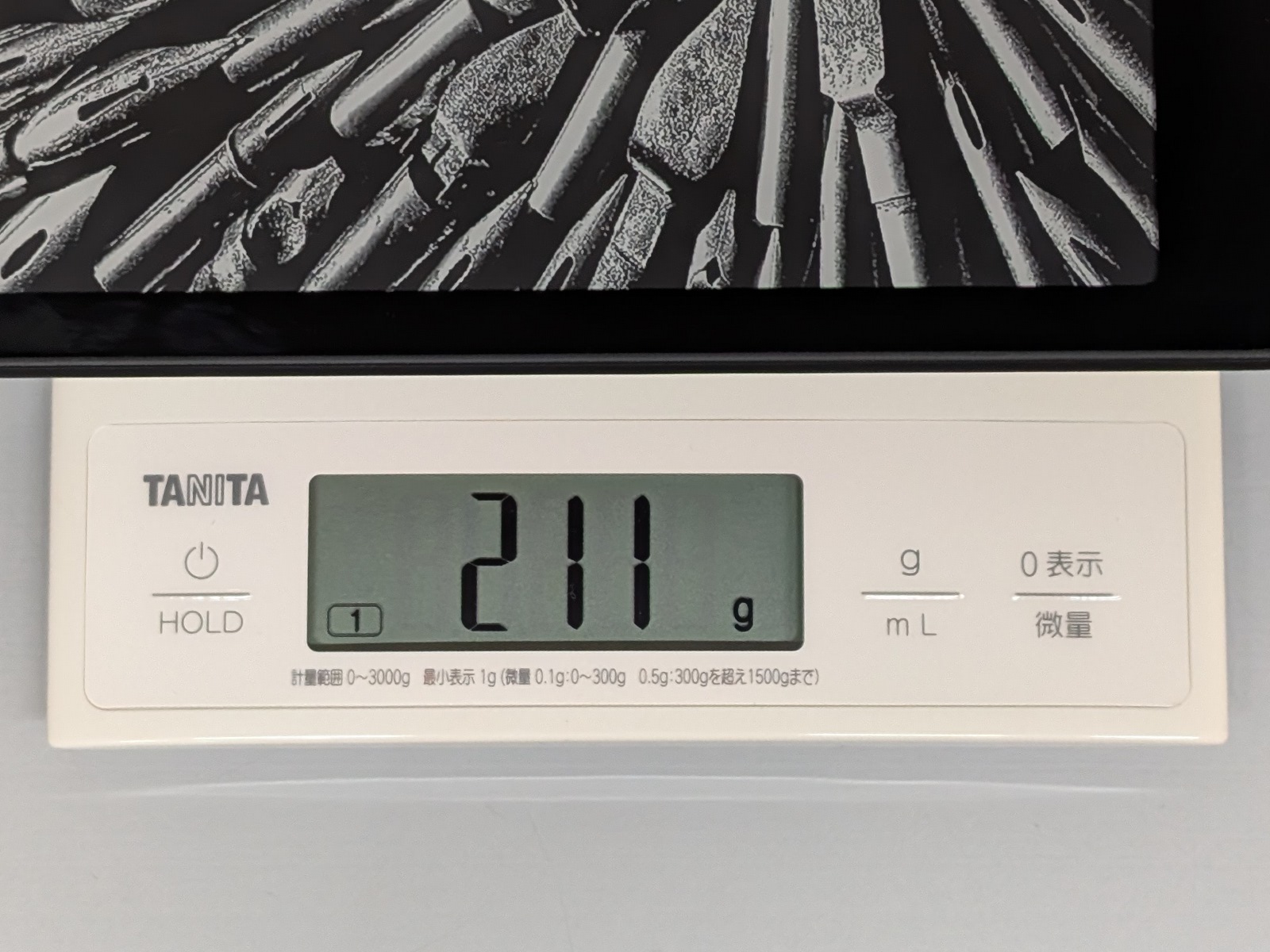 Kindleは実測211g。7型になったことで歴代モデルに比べて重量はやや増している