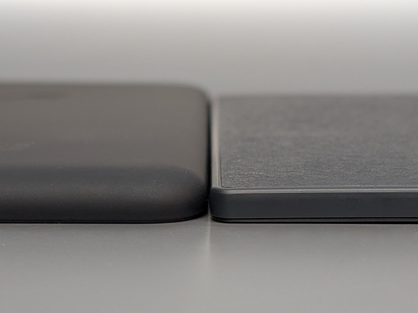 厚みの比較。左がKindle、右がBOOX。見た目にもBOOXの薄さは歴然だ