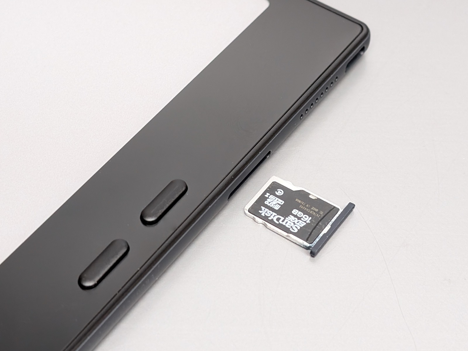 BOOXはメモリカードに対応しており容量を追加できる