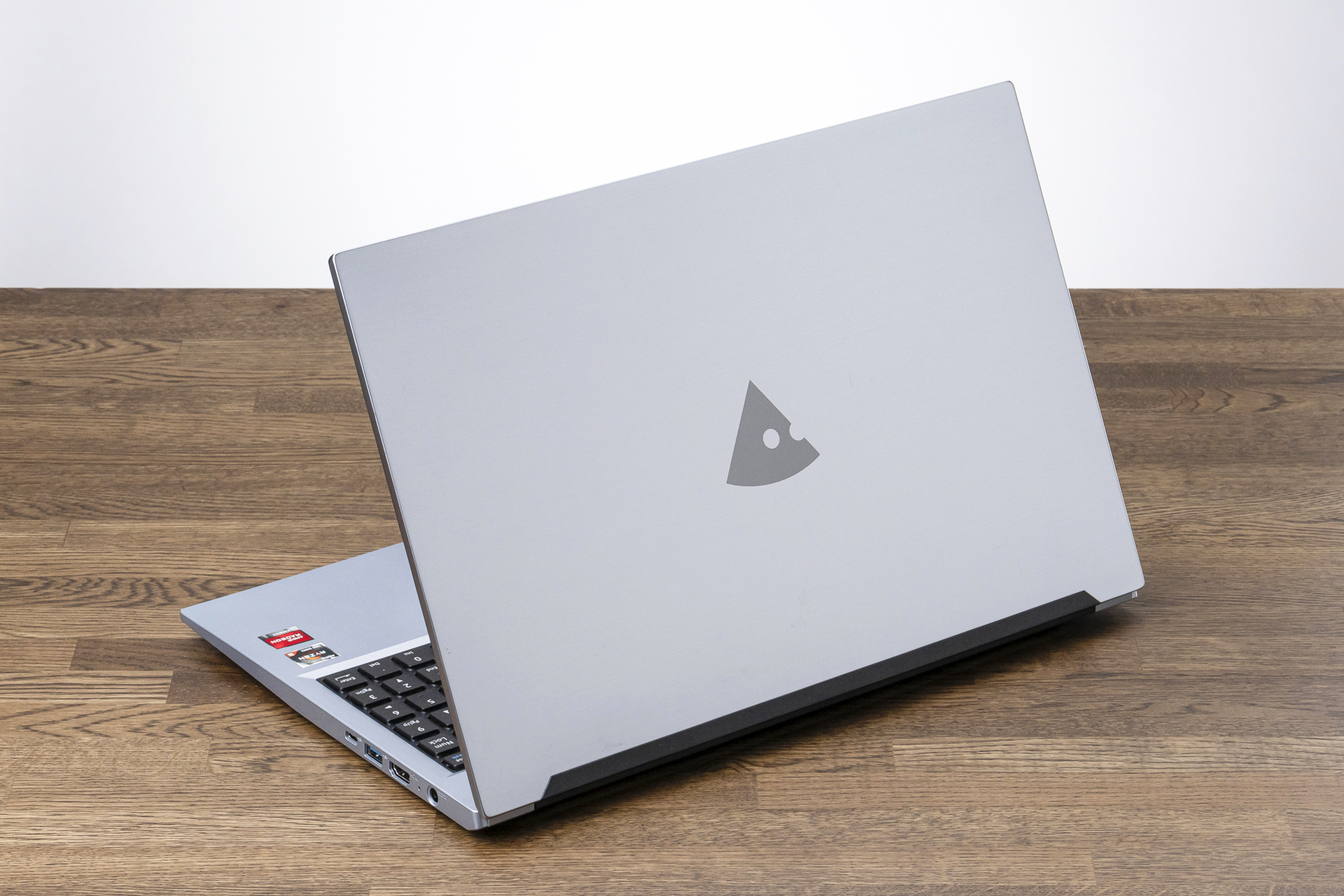 オーソドックスなスタイルの「<a href="https://www.mouse-jp.co.jp/store/g/gmouse-a5a5a01sradaw101dec/?utm_source=mdmr&utm_medium=content-text&utm_campaign=2508_davinci_madnmr&utm_content=pr" class="strong nb" target="_blank">mouse A5-A5A01SR-A</a>」