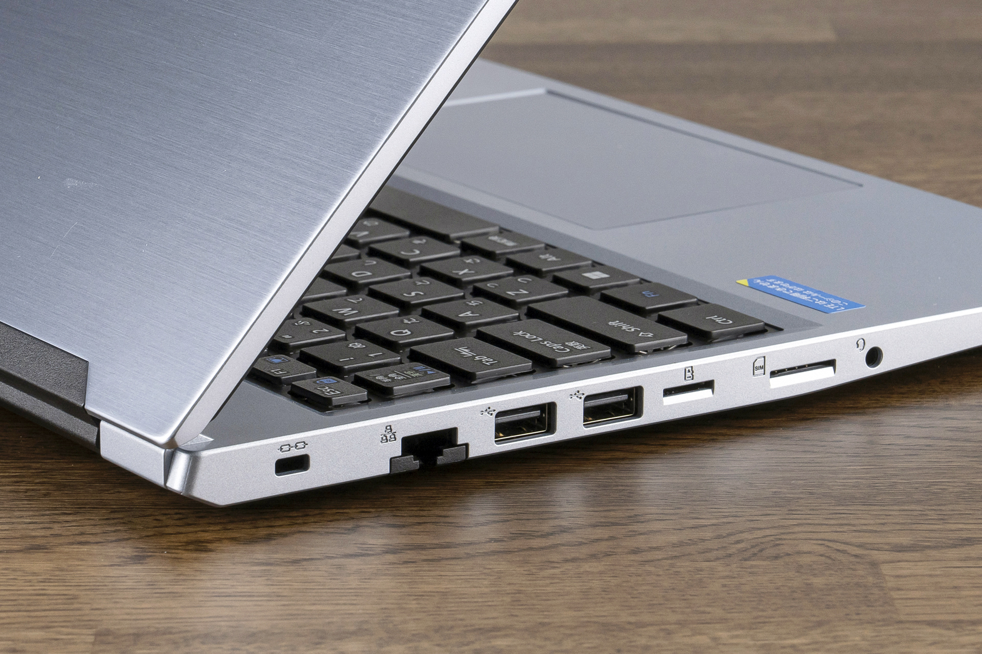 microSDカードのほか、SIMカードスロットまである