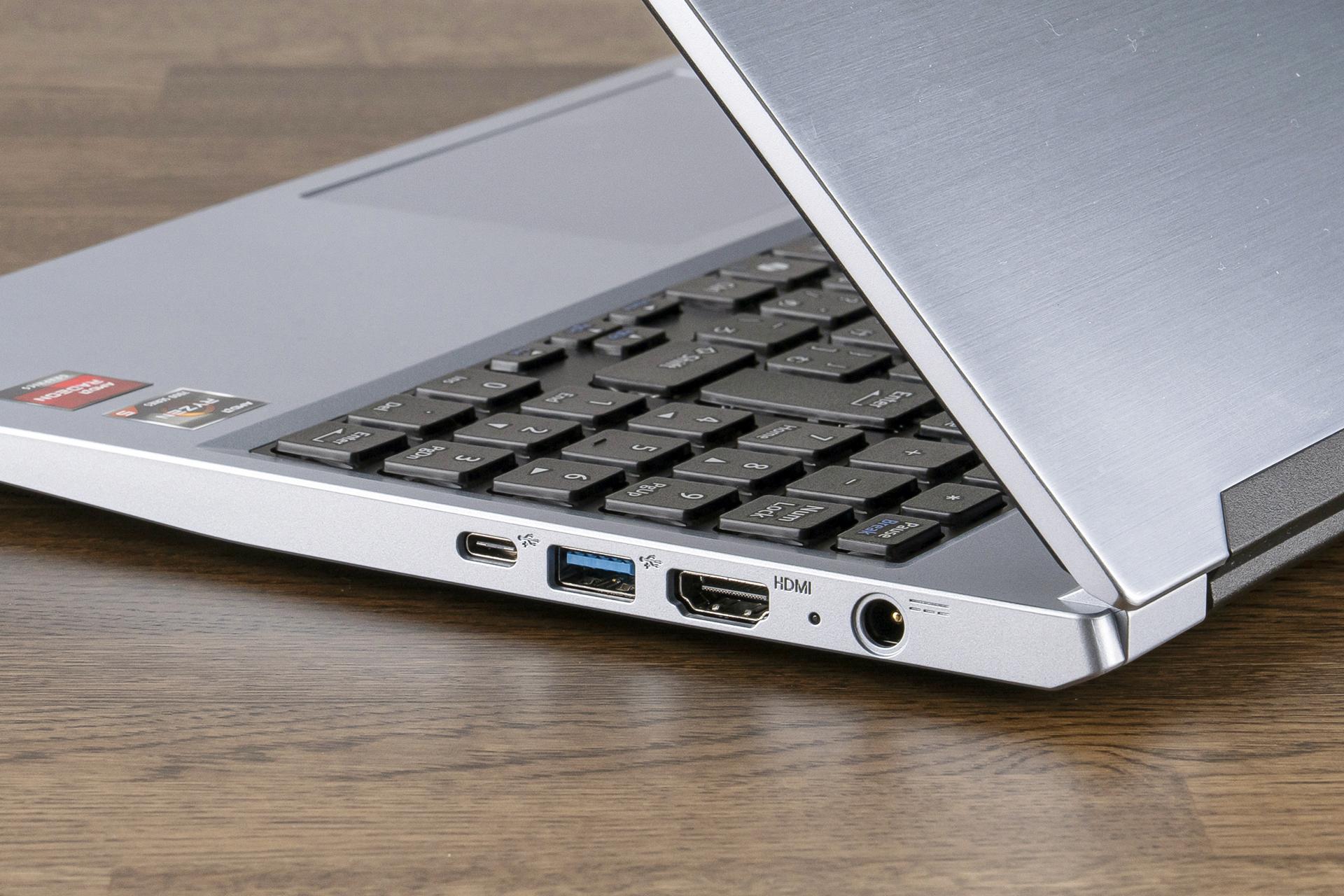 USBｰCコネクタは1つ。映像出力もできる。このほかに、HDMI出力も用意されている