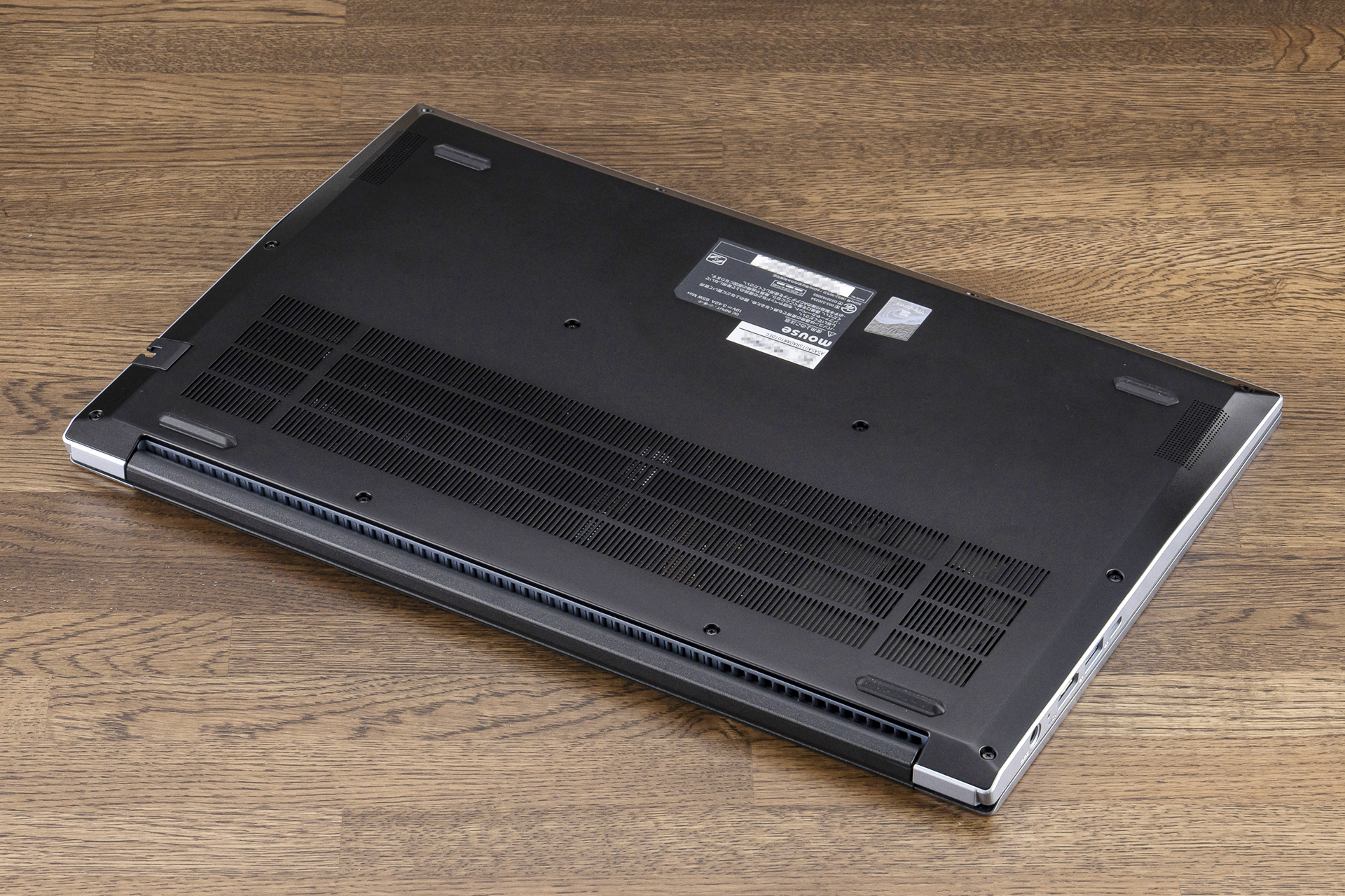 背面はシンプルなブラック