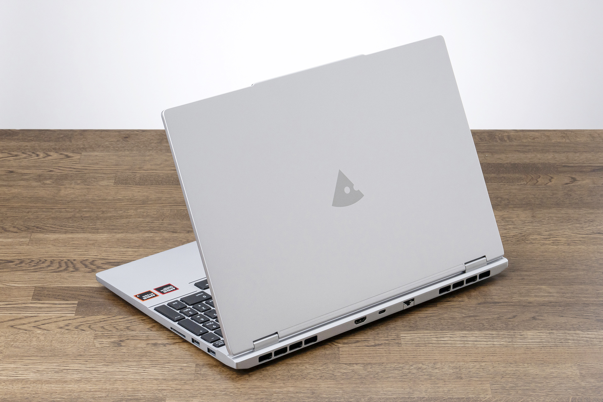 シルバートップが美しい「<a href="https://www.mouse-jp.co.jp/store/g/gmouse-b5a7a01sraecw101dec/?utm_source=mdmr&utm_medium=content-text&utm_campaign=2508_davinci_madnmr&utm_content=pr" class="strong nb" target="_blank">mouse B5-A7A01SR-A</a>」