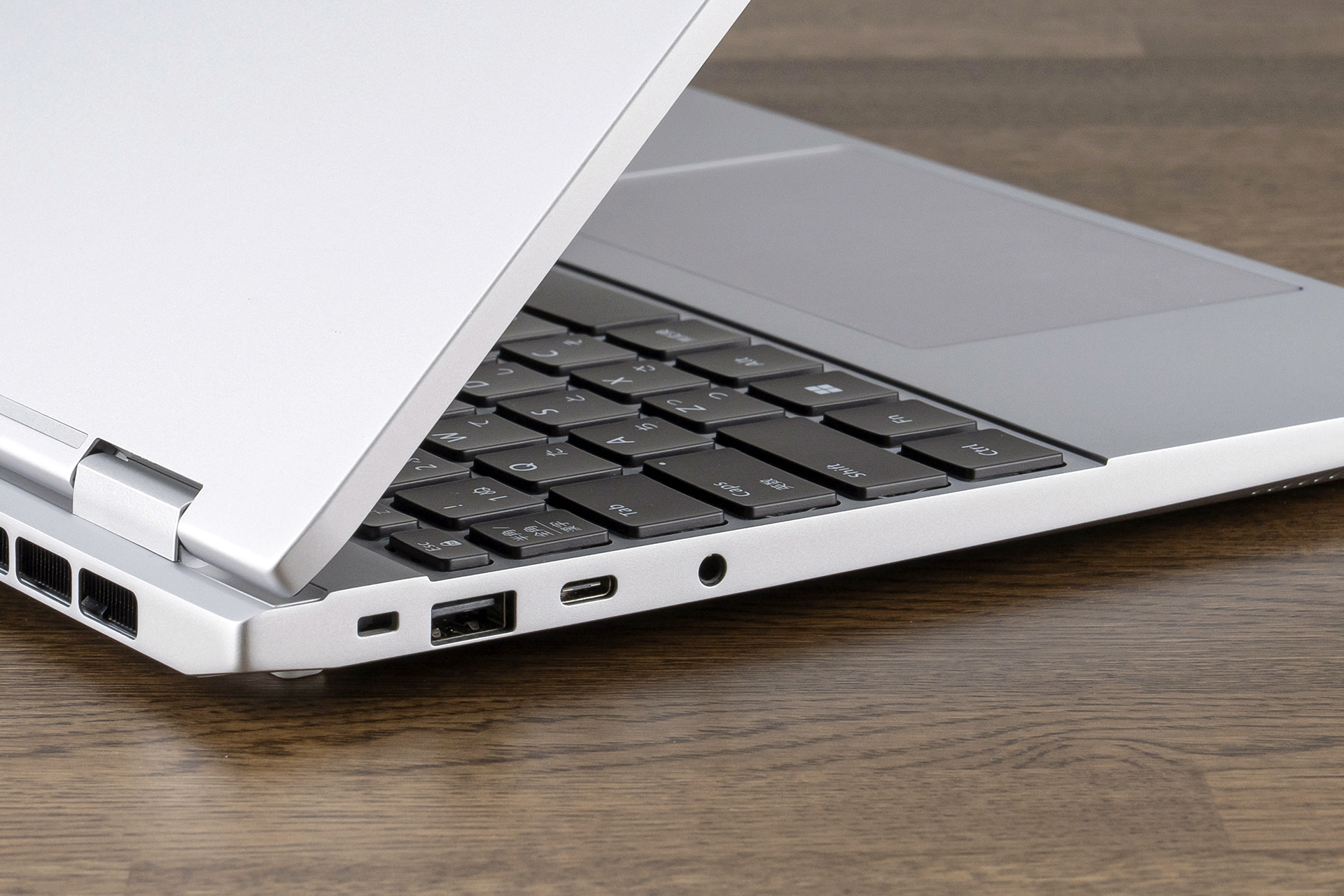 左側の端子はシンプル