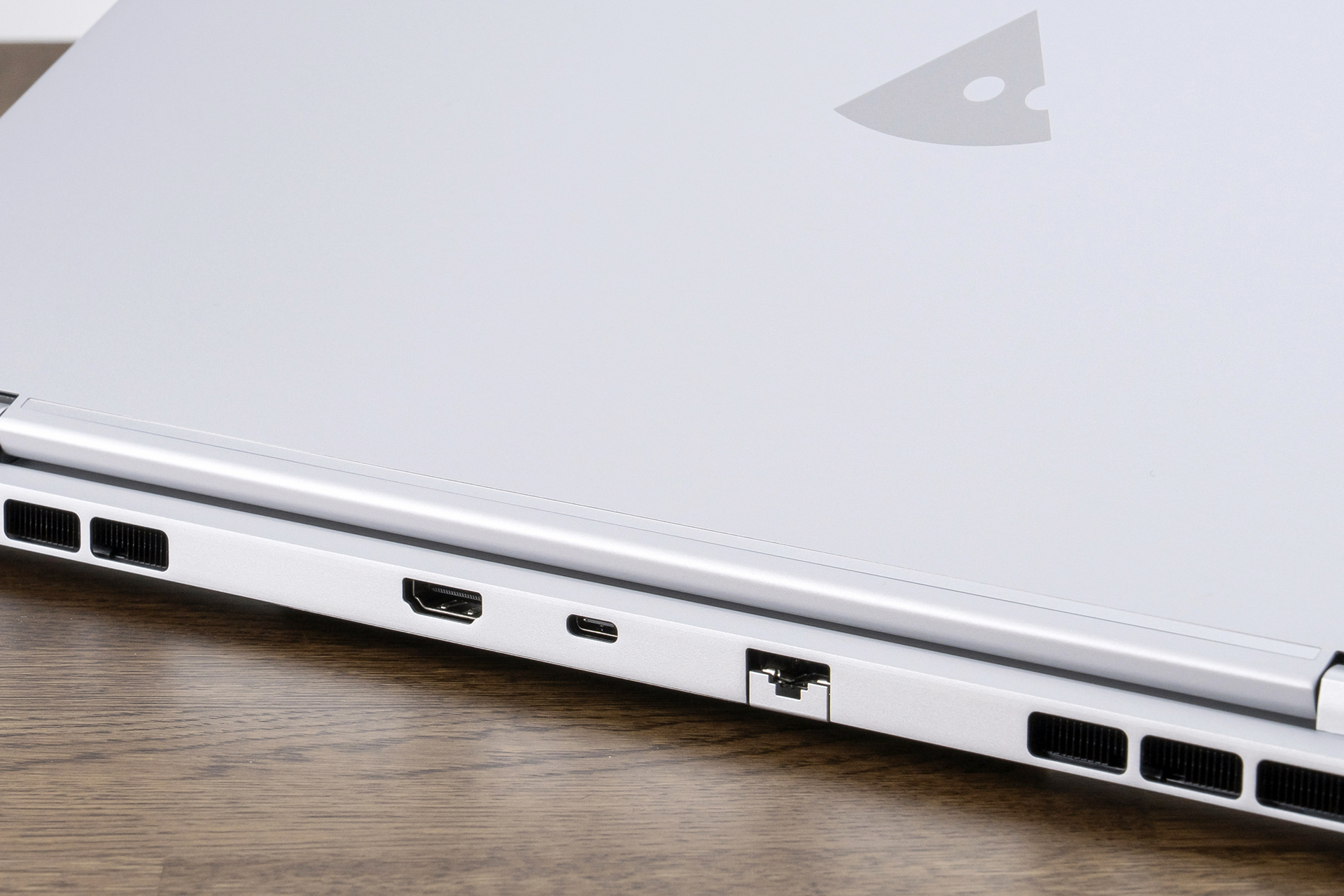 背面にも端子がある