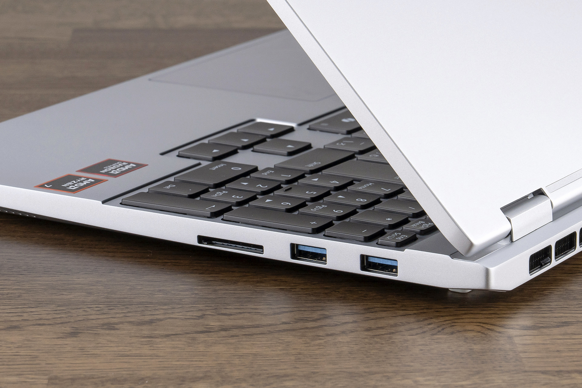 右側にSDカードスロットを備える