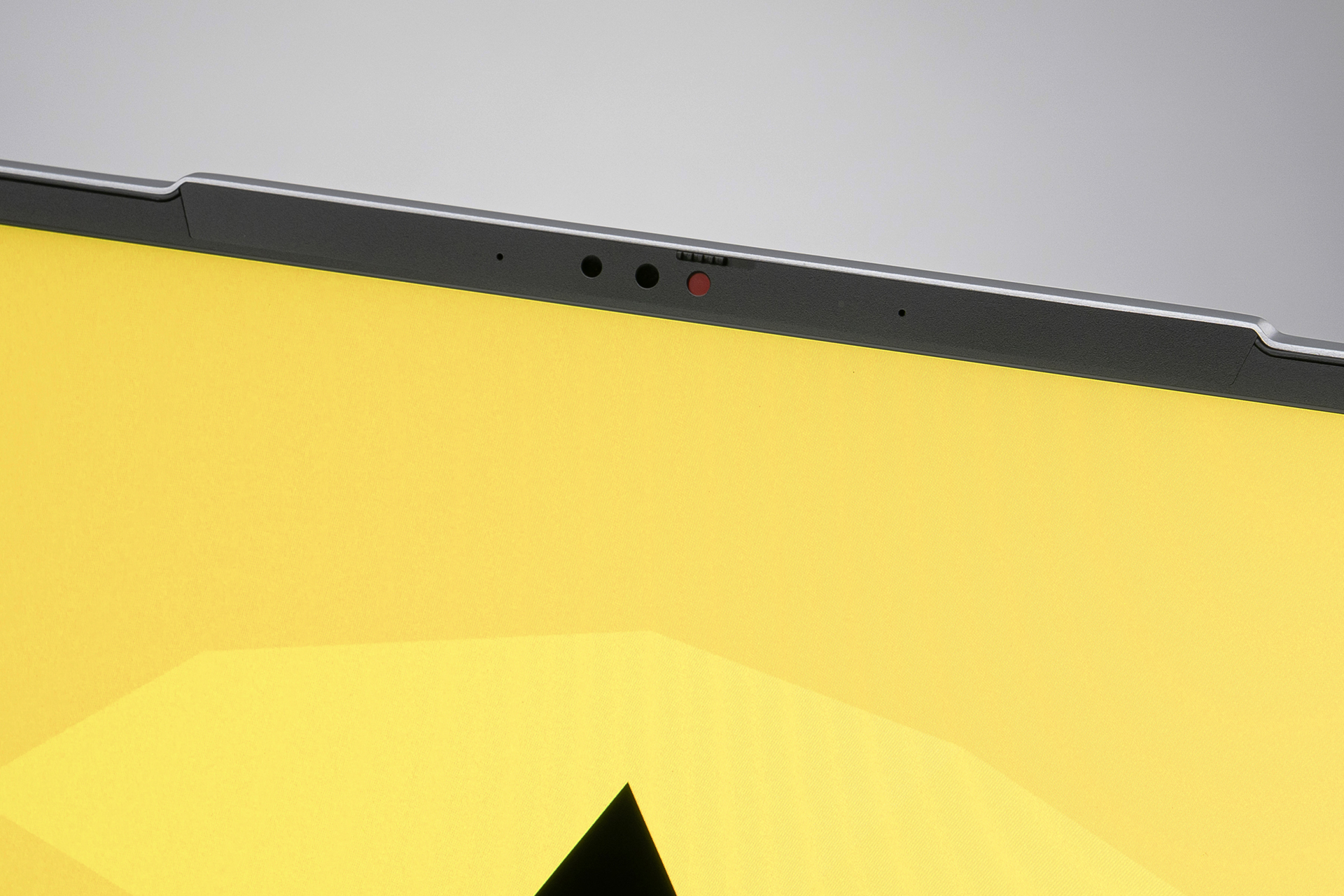 画面カメラ部にもアクセントが