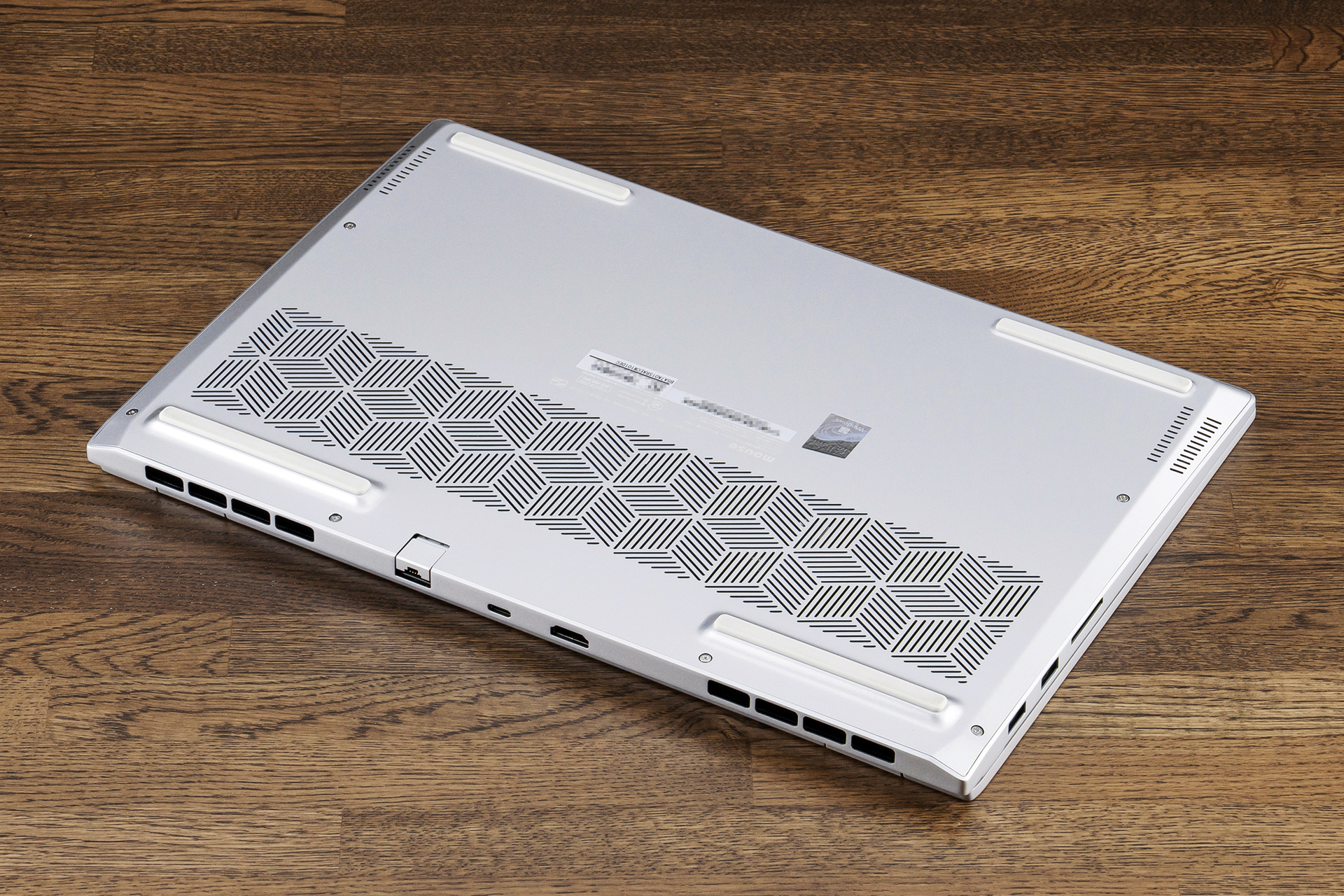 底面の排気スリットはキューブ型のデザイン