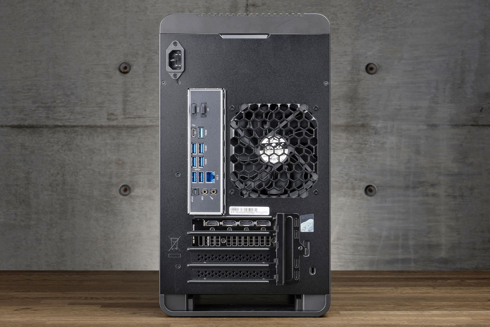 背面。大型ファンが搭載されている。