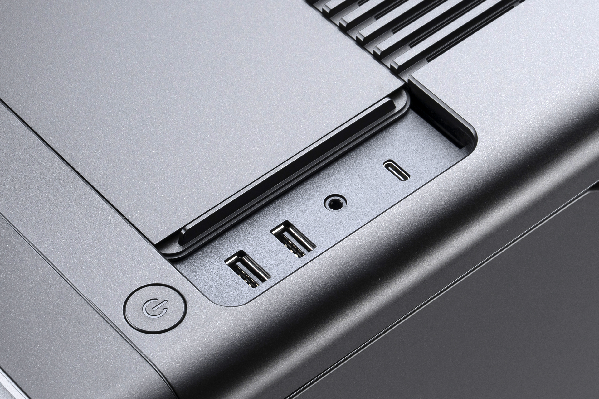 天面にUSBやイヤホン端子を備える