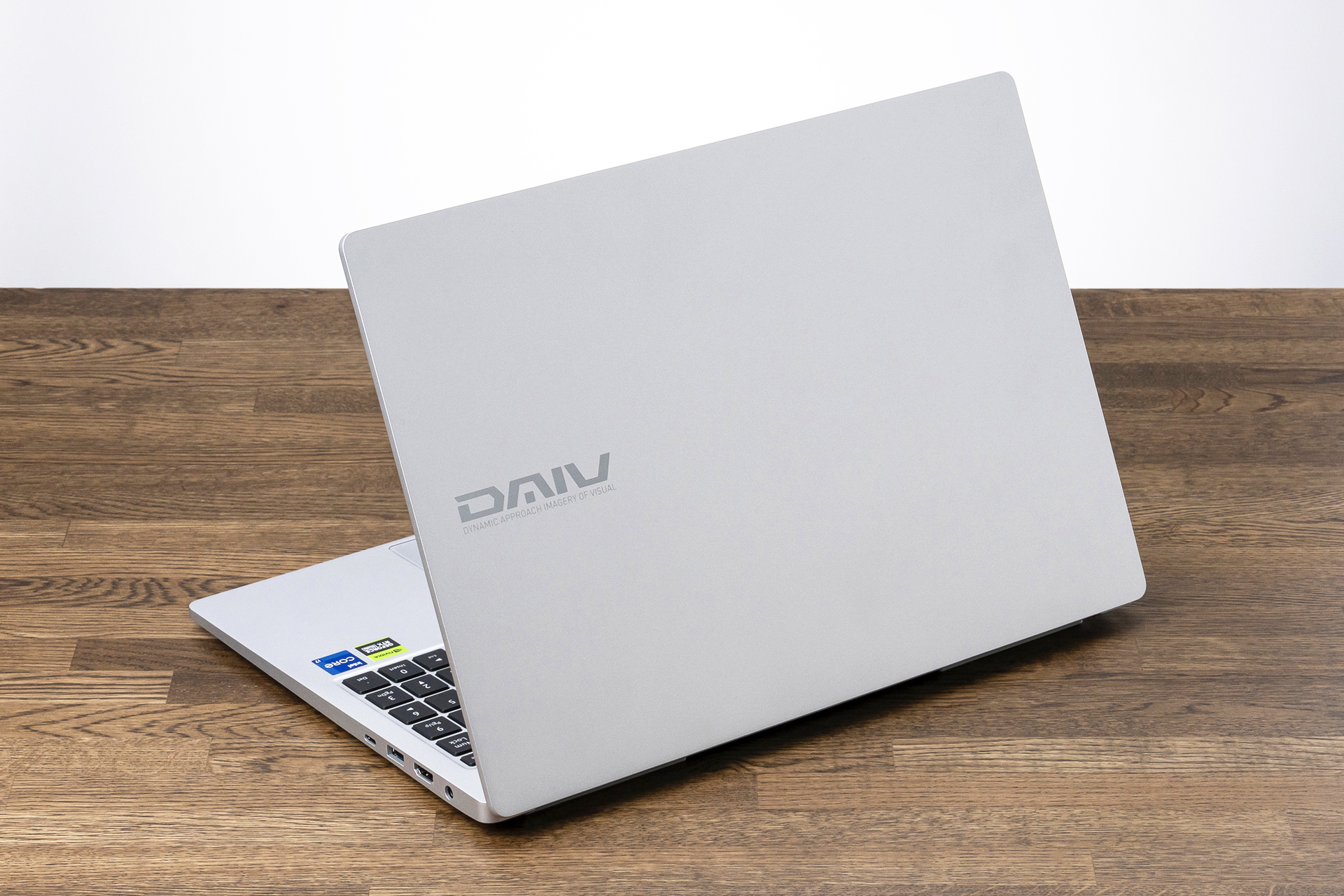 クリエイター向けの「DAIV」ブランドに属する「<a href="https://www.mouse-jp.co.jp/store/g/gdaiv-z6i7g60sraccw101dec/?utm_source=mdmr&utm_medium=content-text&utm_campaign=2508_davinci_madnmr&utm_content=pr" class="strong bn" target="_blank">DAIV Z6-I7G60SR-A</a>」