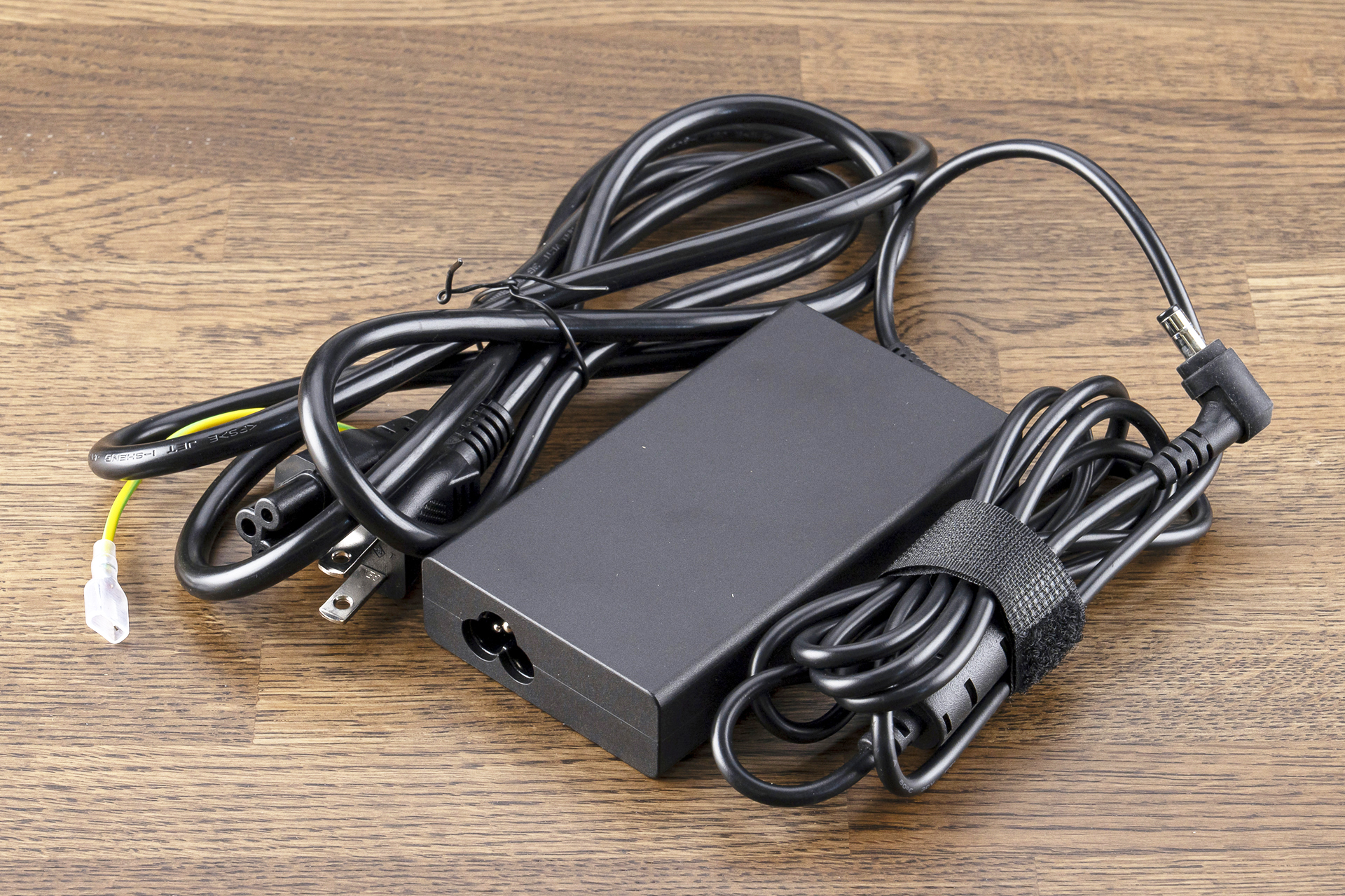 平型のACアダプター