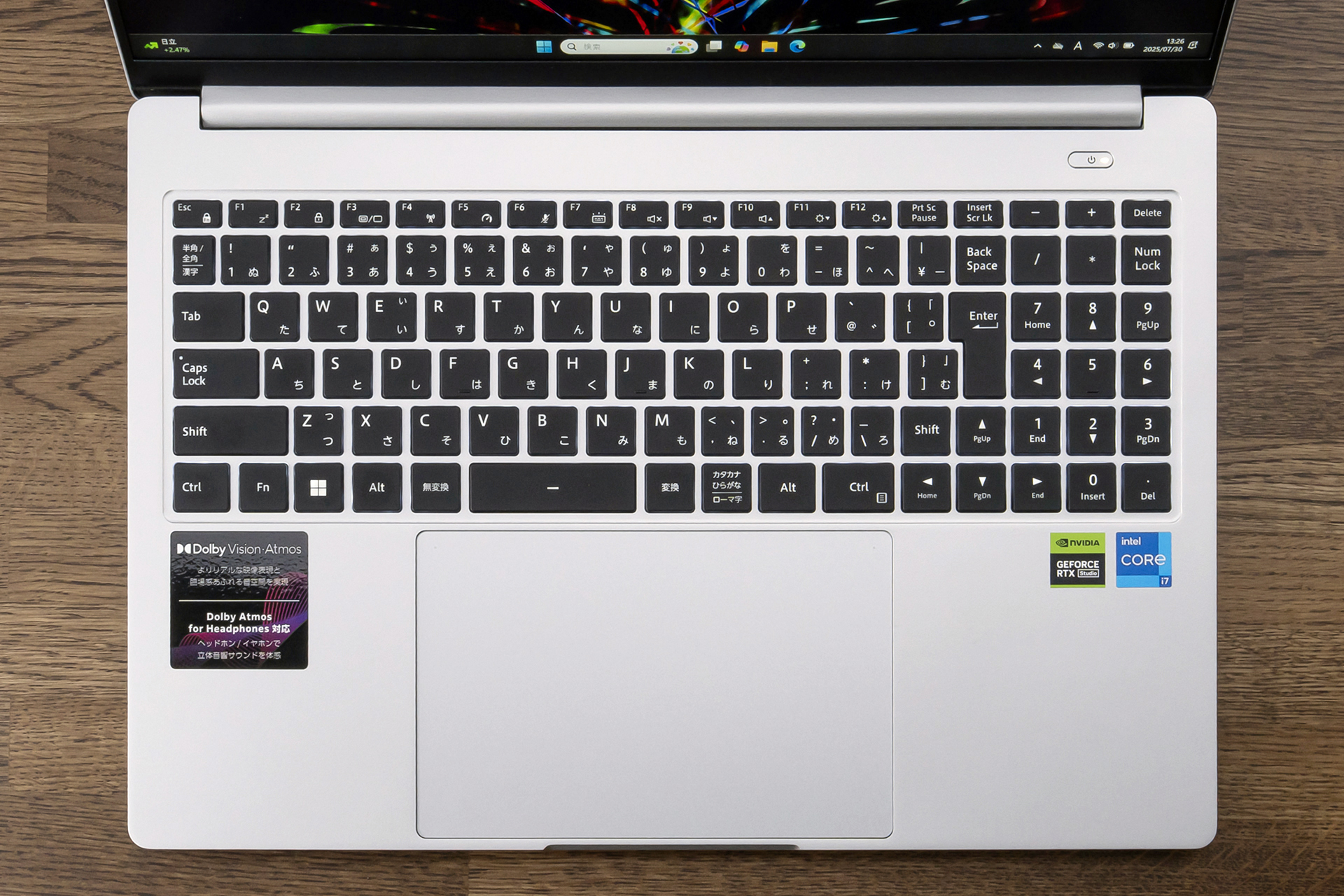 タッチパッドをセンターに広く取っている